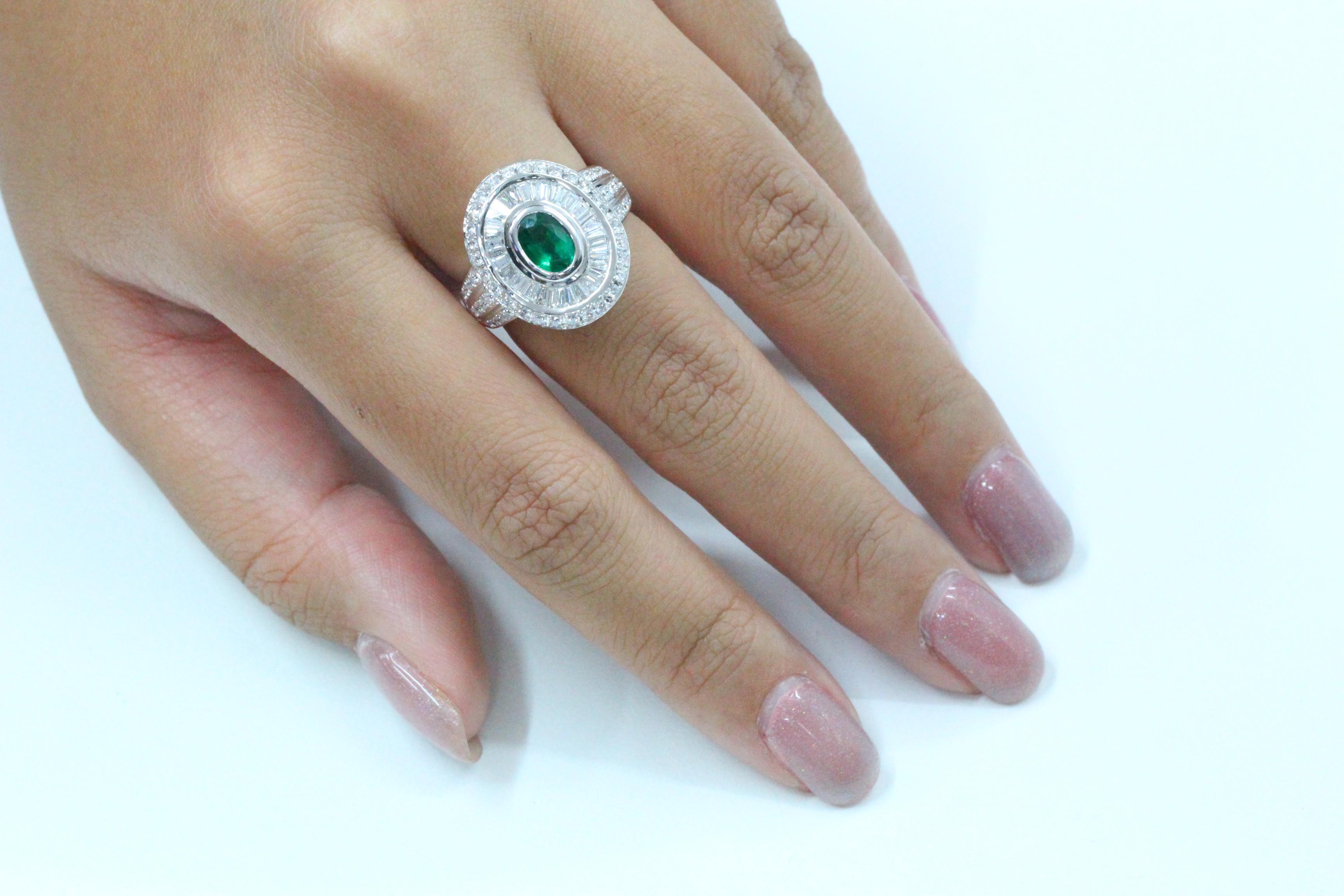 Emerald And Diamond Ring In 18 Karat Gold For Sale 1