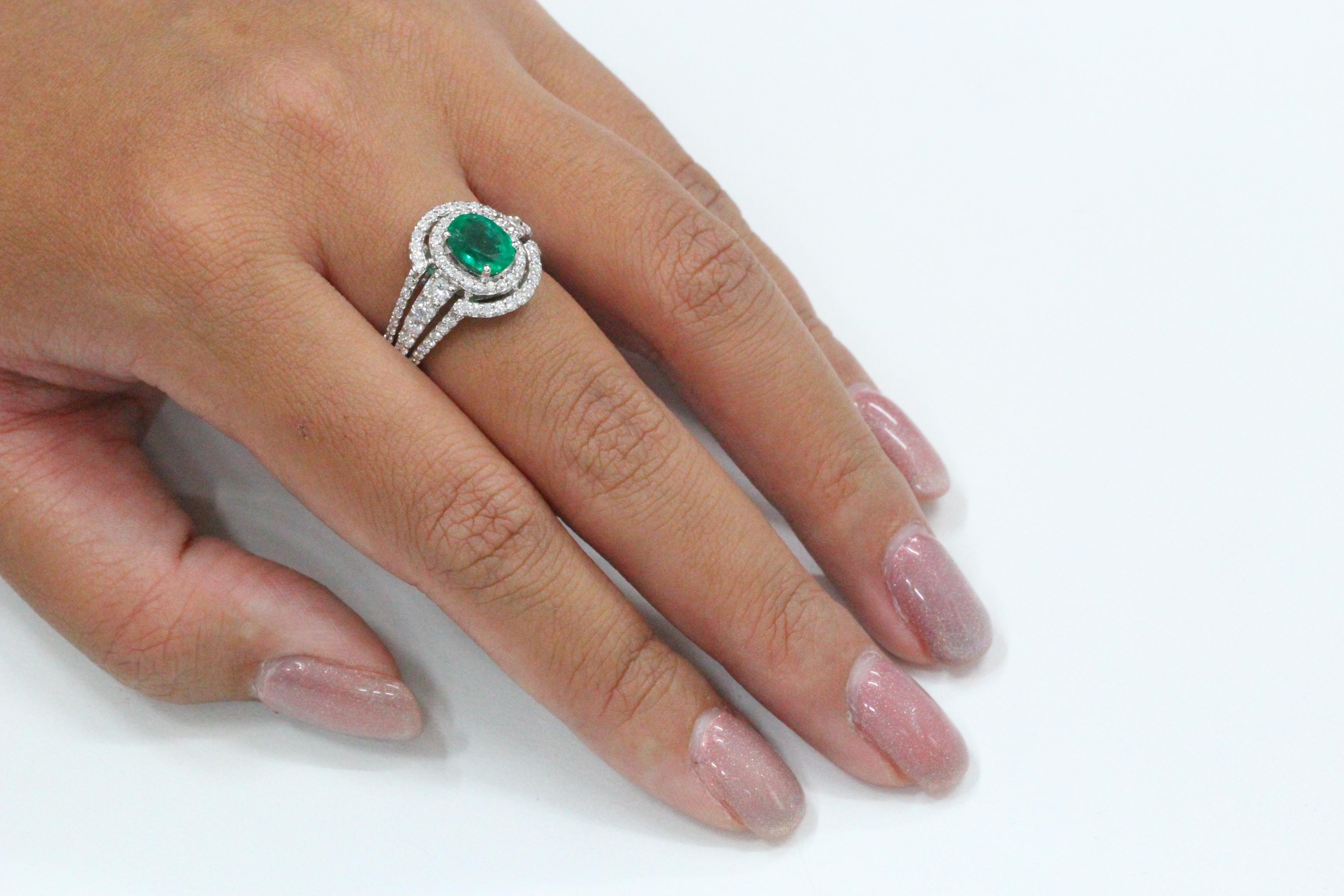 Emerald and Diamond Ring in 18 Karat Gold For Sale 1