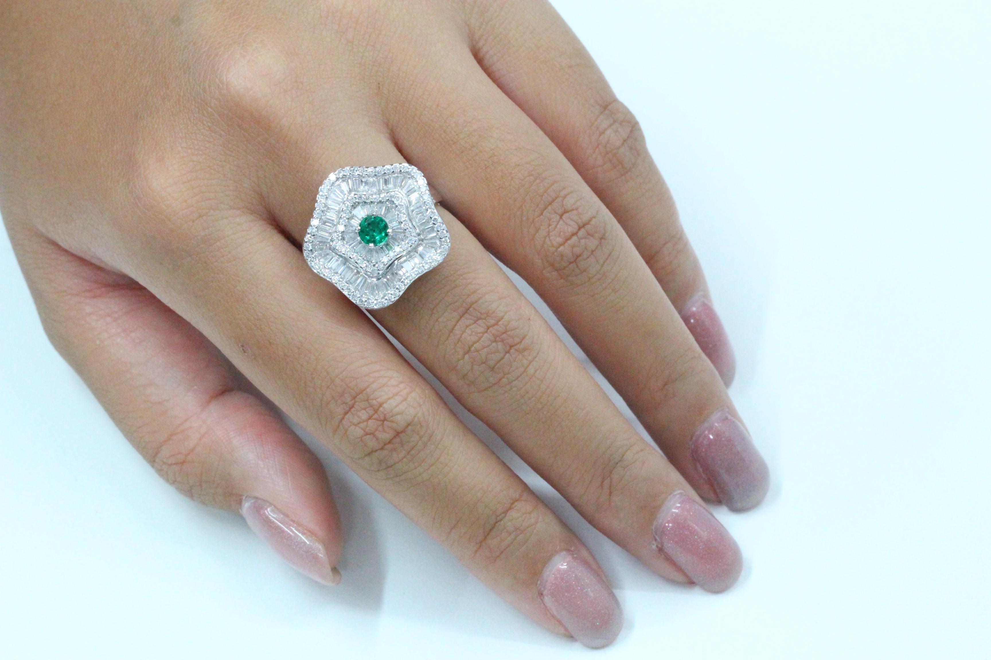 Emerald and Diamond Ring in 18 Karat Gold For Sale 1