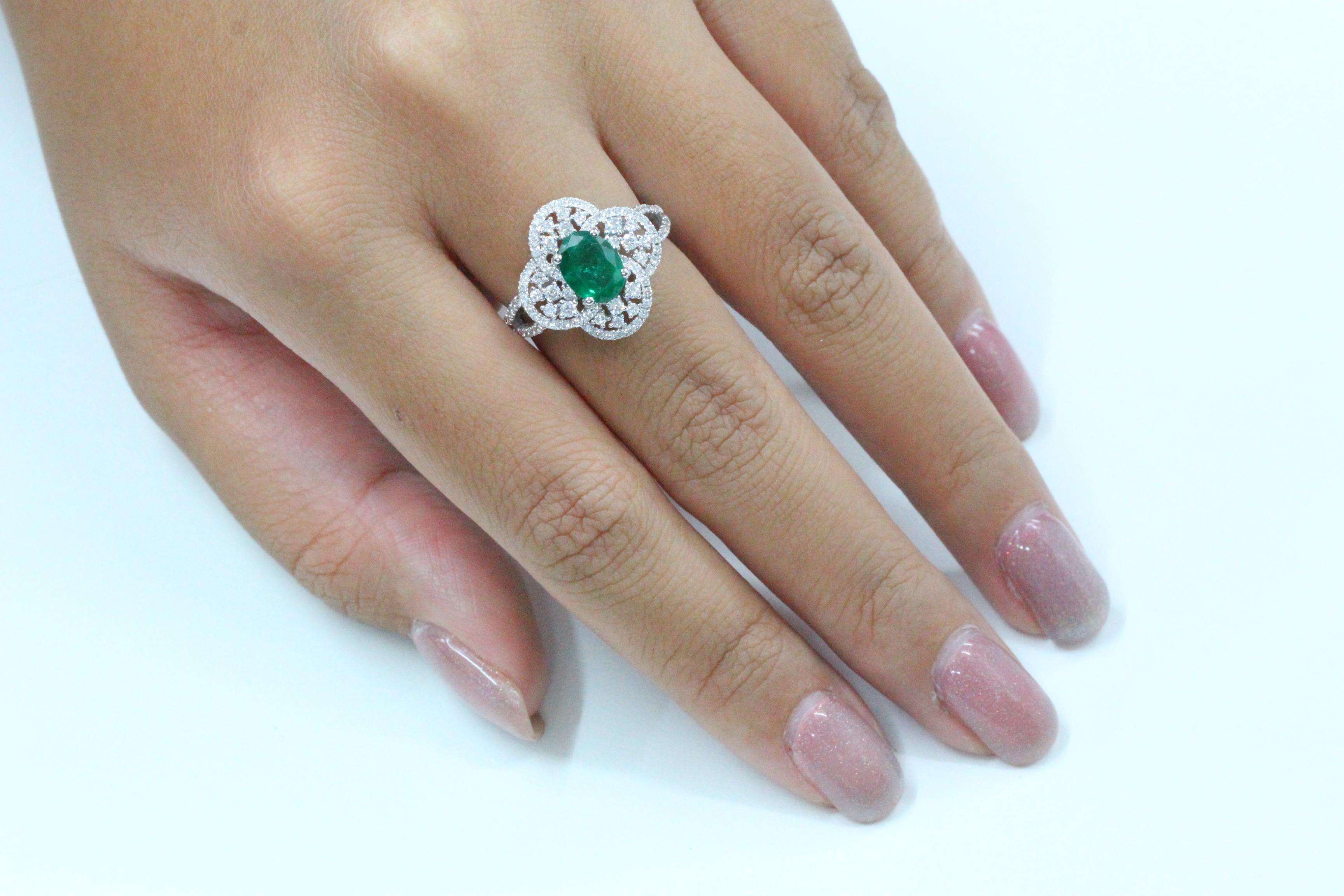 Emerald and Diamond Ring in 18 Karat Gold For Sale 1