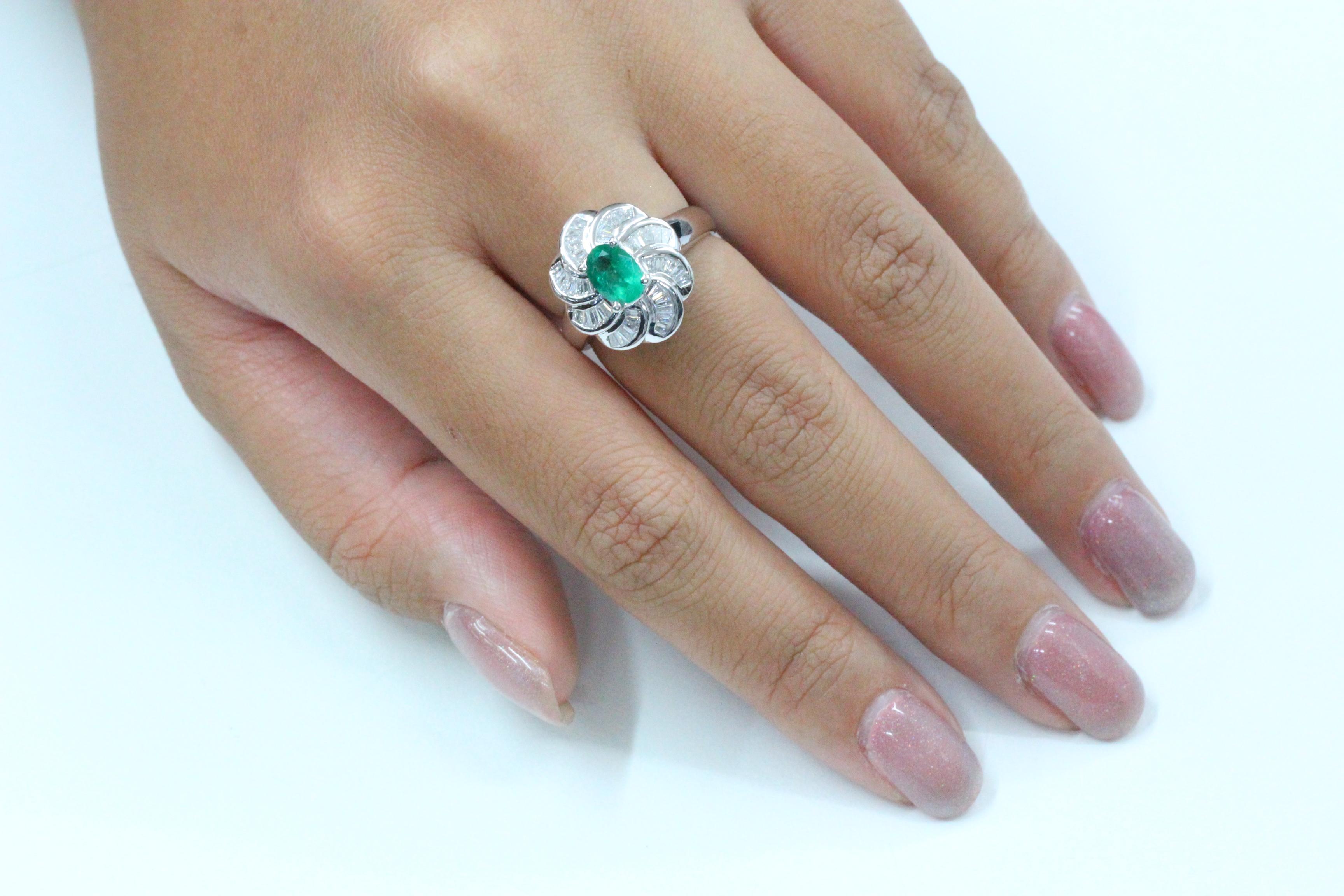 Ring mit Smaragd und Diamant aus 18 Karat Gold im Angebot 2