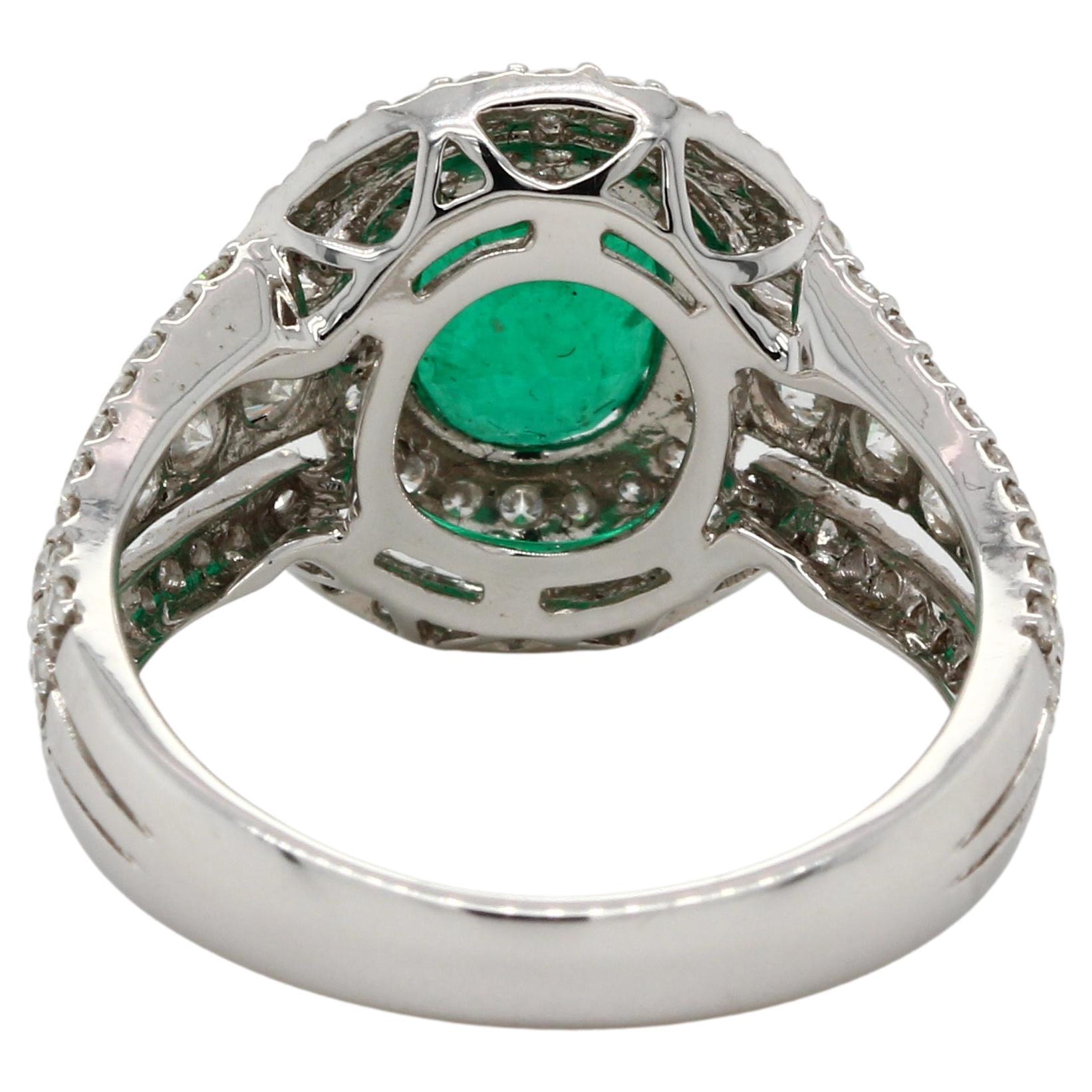Emerald and Diamond Ring in 18 Karat Gold For Sale 2