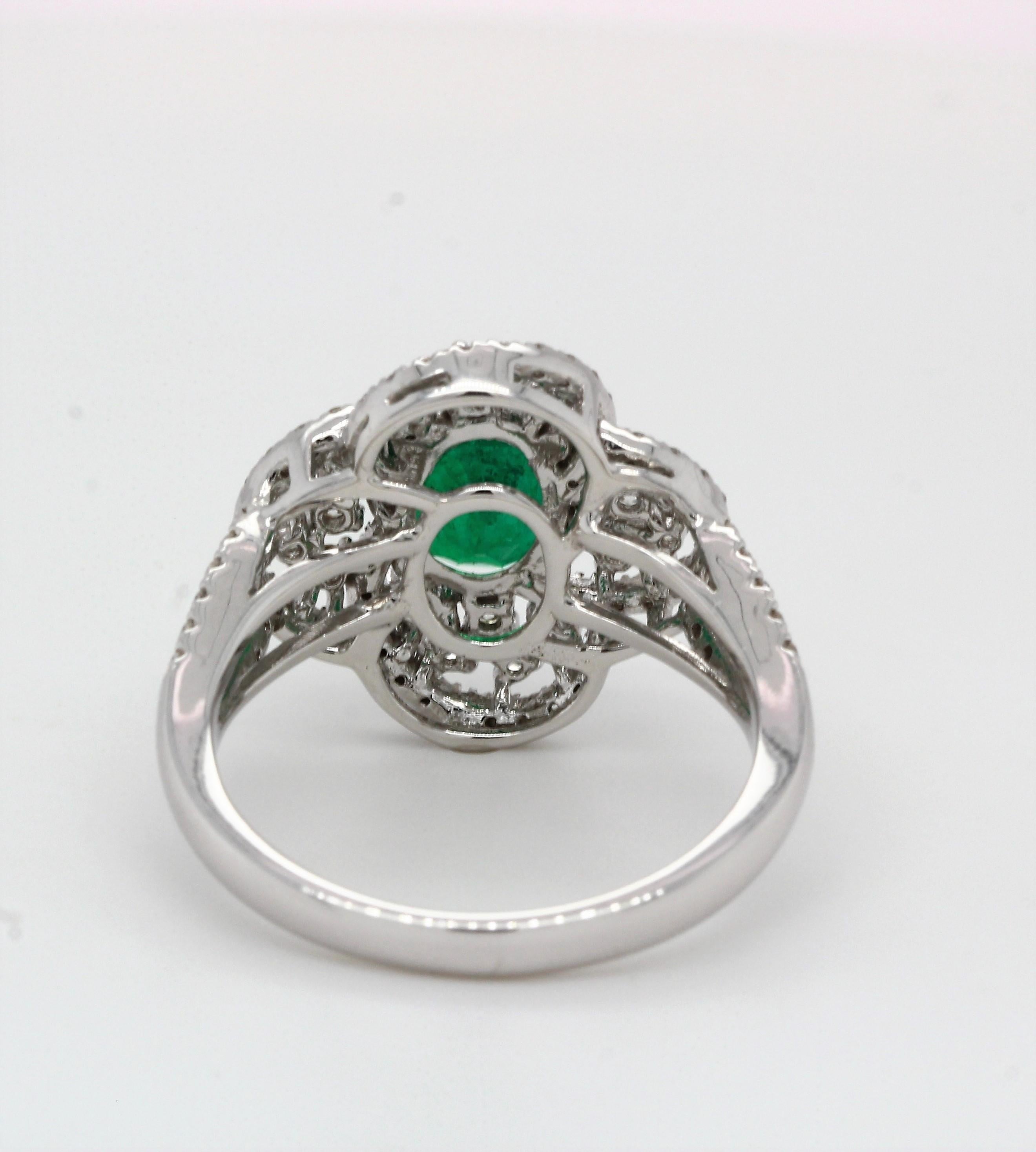 Emerald and Diamond Ring in 18 Karat Gold For Sale 2