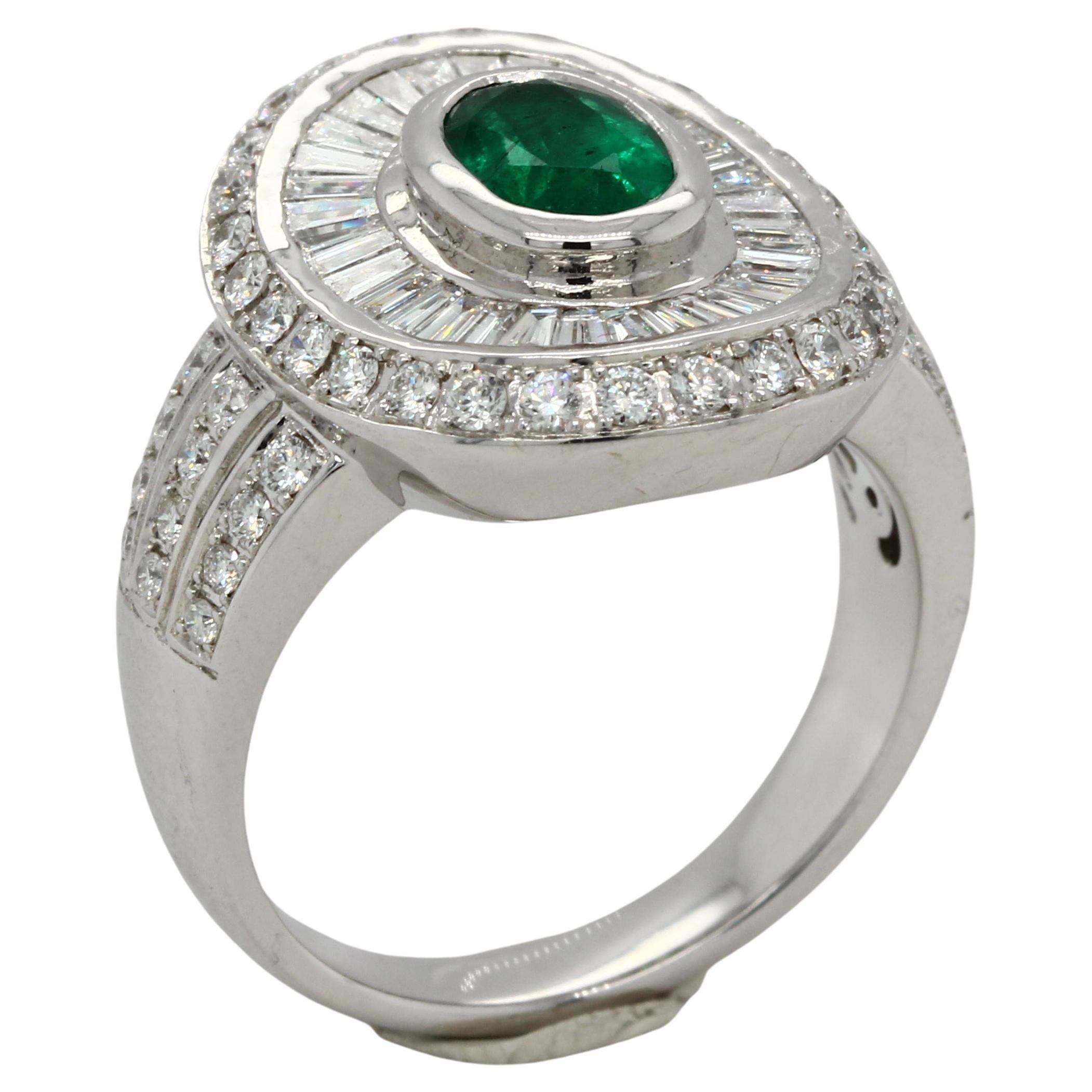 Emerald And Diamond Ring In 18 Karat Gold For Sale 3