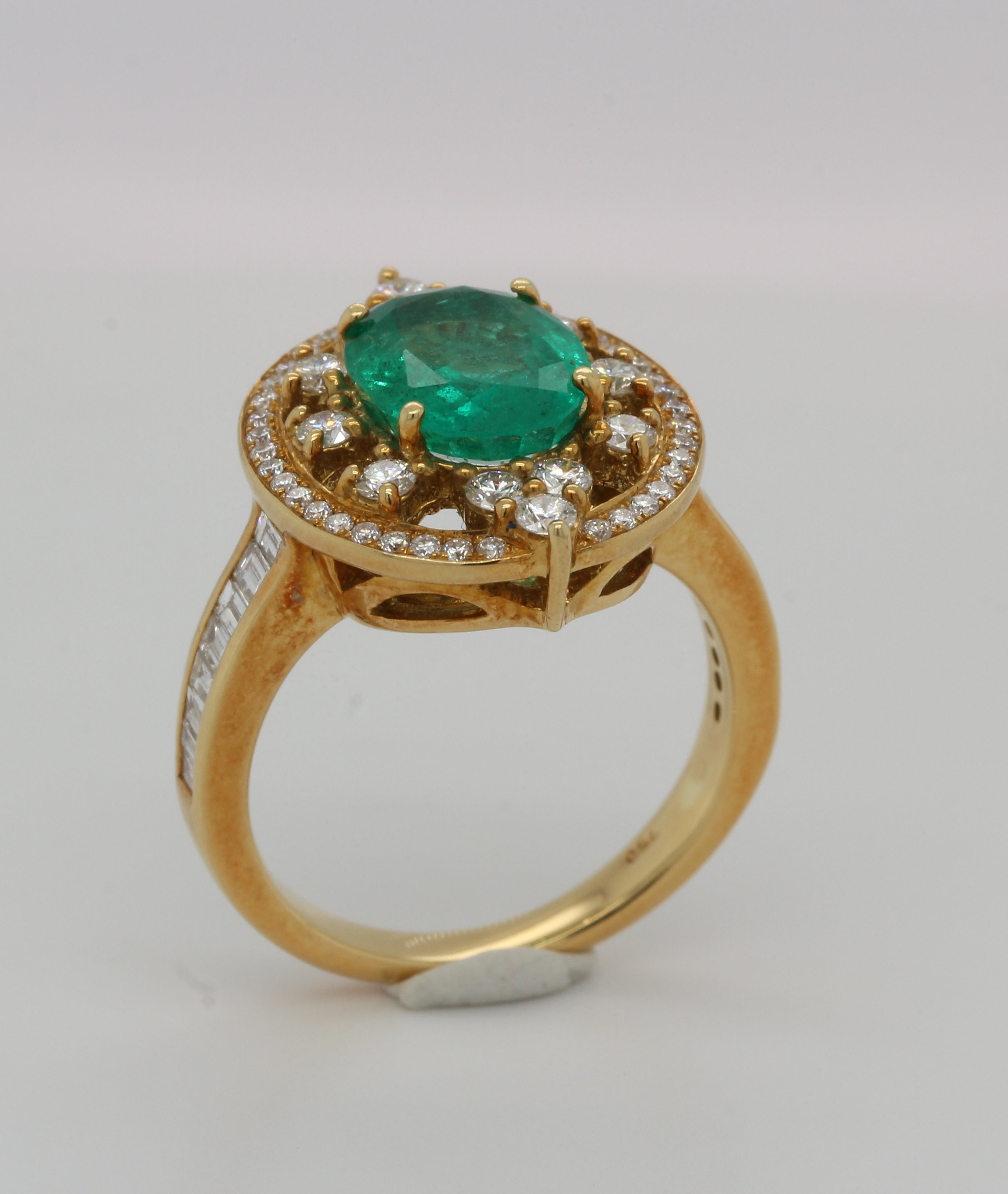 Ring mit Smaragd und Diamant aus 18 Karat Gold im Angebot 3