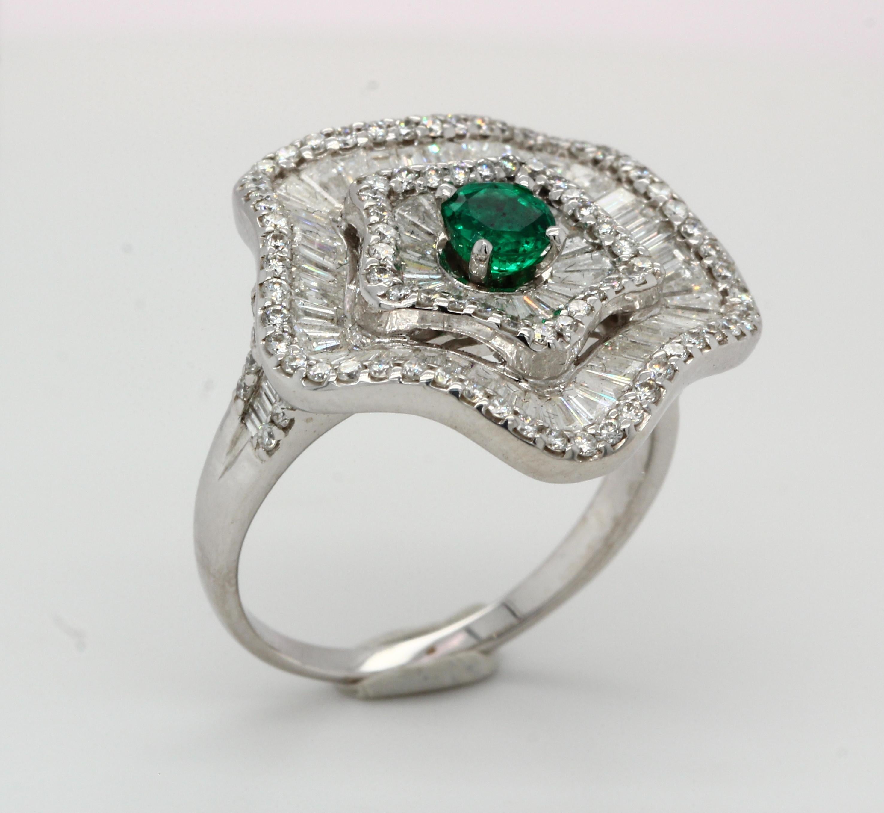 Emerald and Diamond Ring in 18 Karat Gold For Sale 3