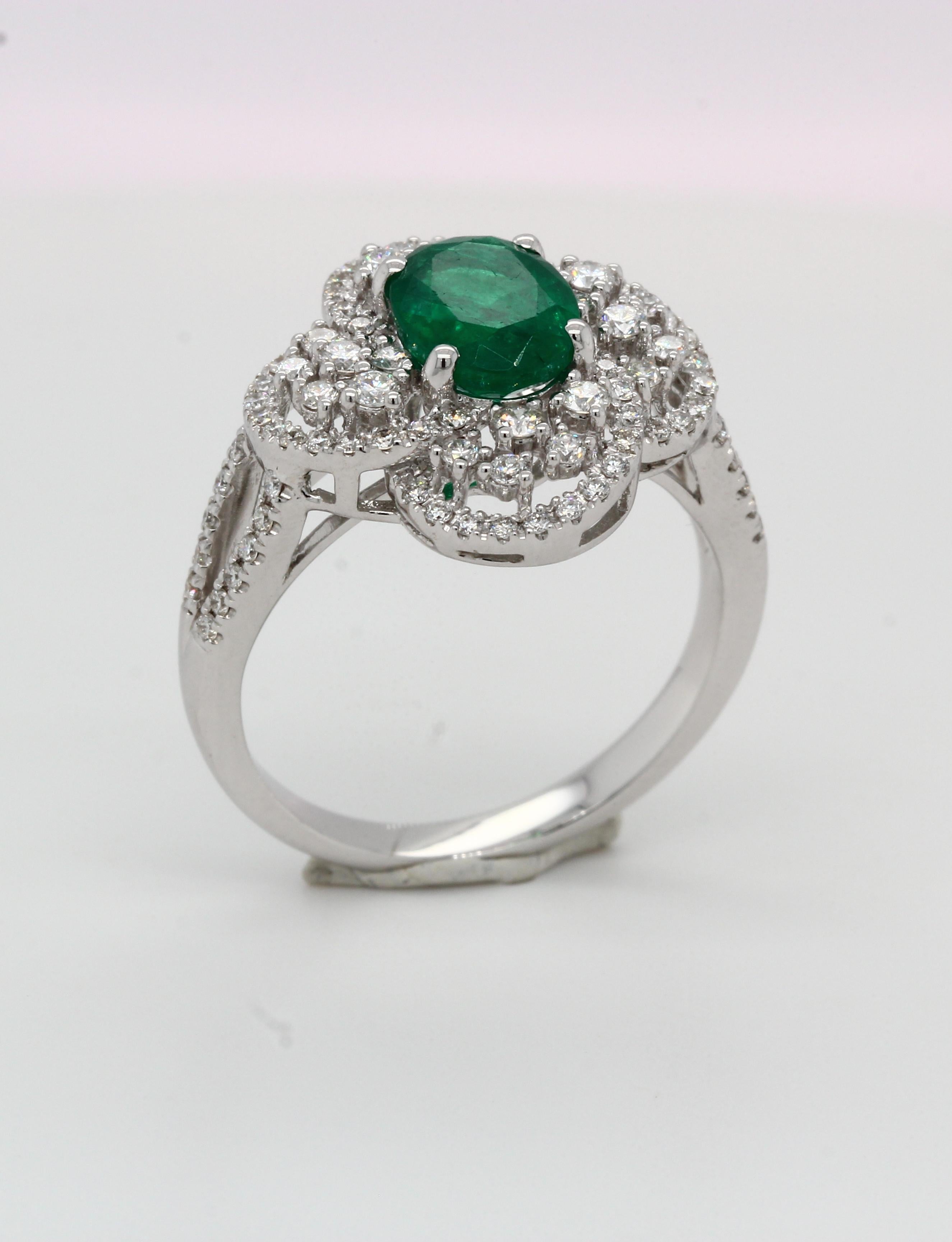 Emerald and Diamond Ring in 18 Karat Gold For Sale 3