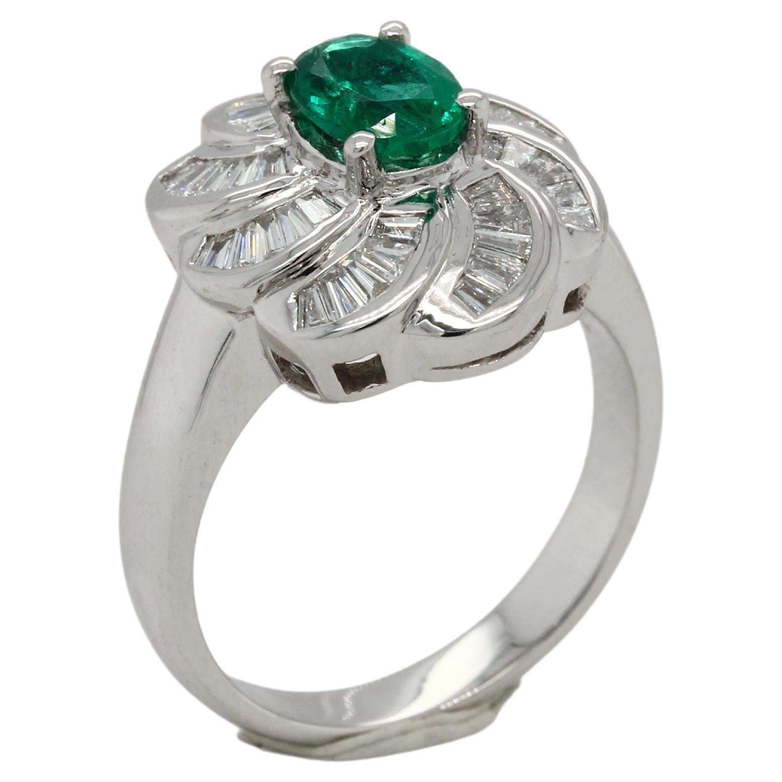 Emerald and Diamond Ring in 18 Karat Gold For Sale 4