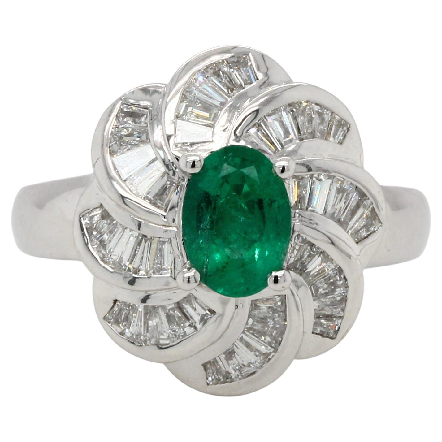 Emerald and Diamond Ring in 18 Karat Gold For Sale