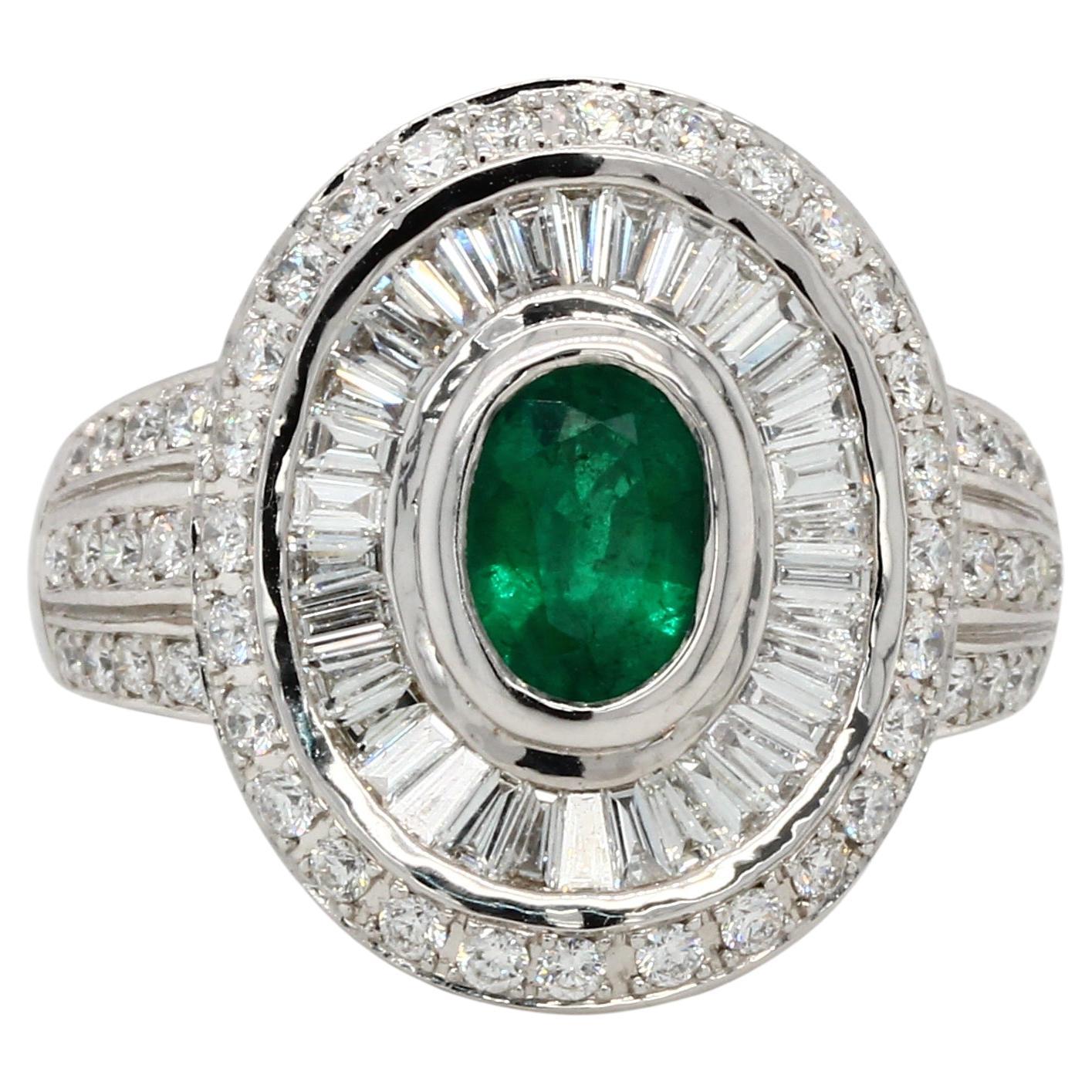 Emerald And Diamond Ring In 18 Karat Gold For Sale