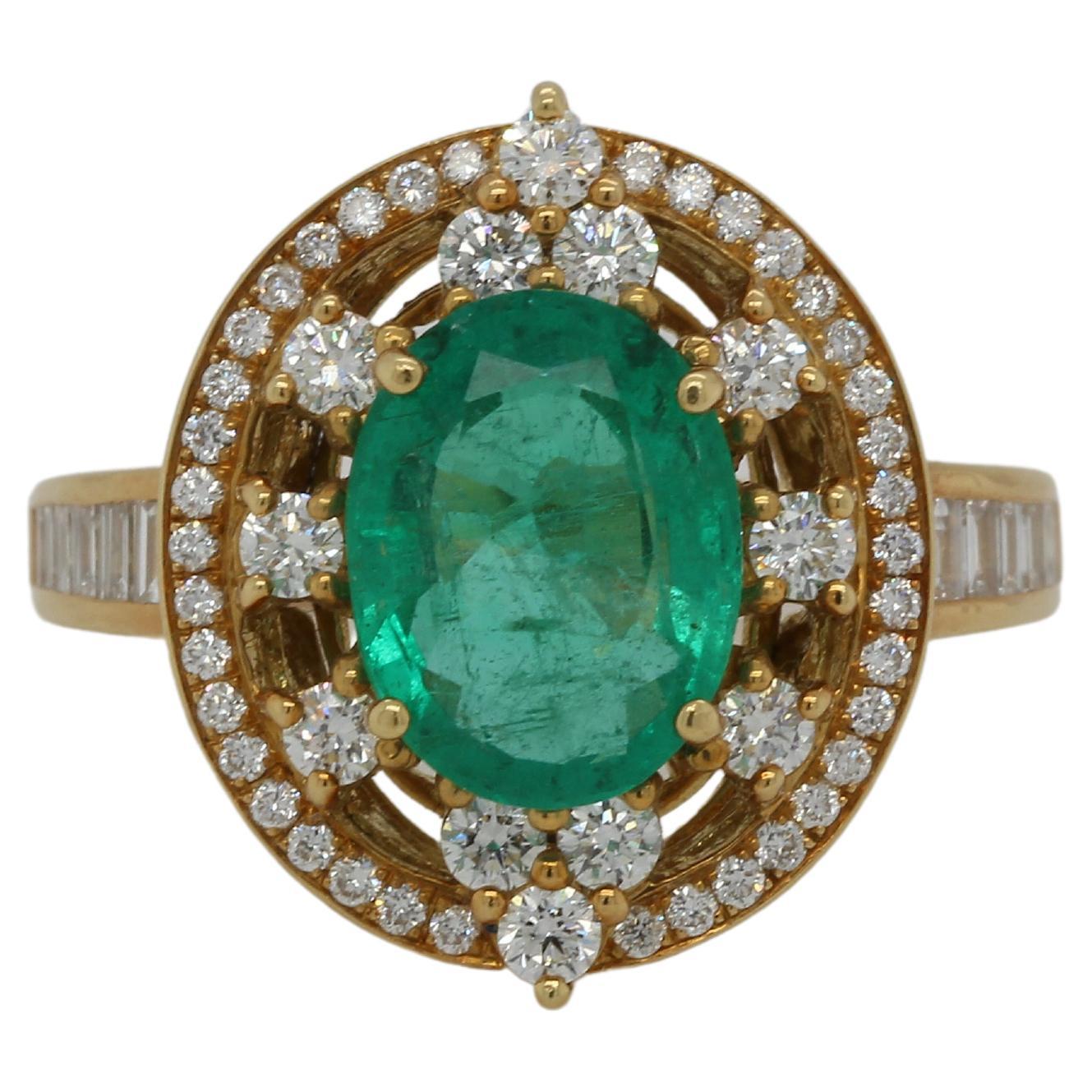 Emerald And Diamond Ring In 18 Karat Gold For Sale