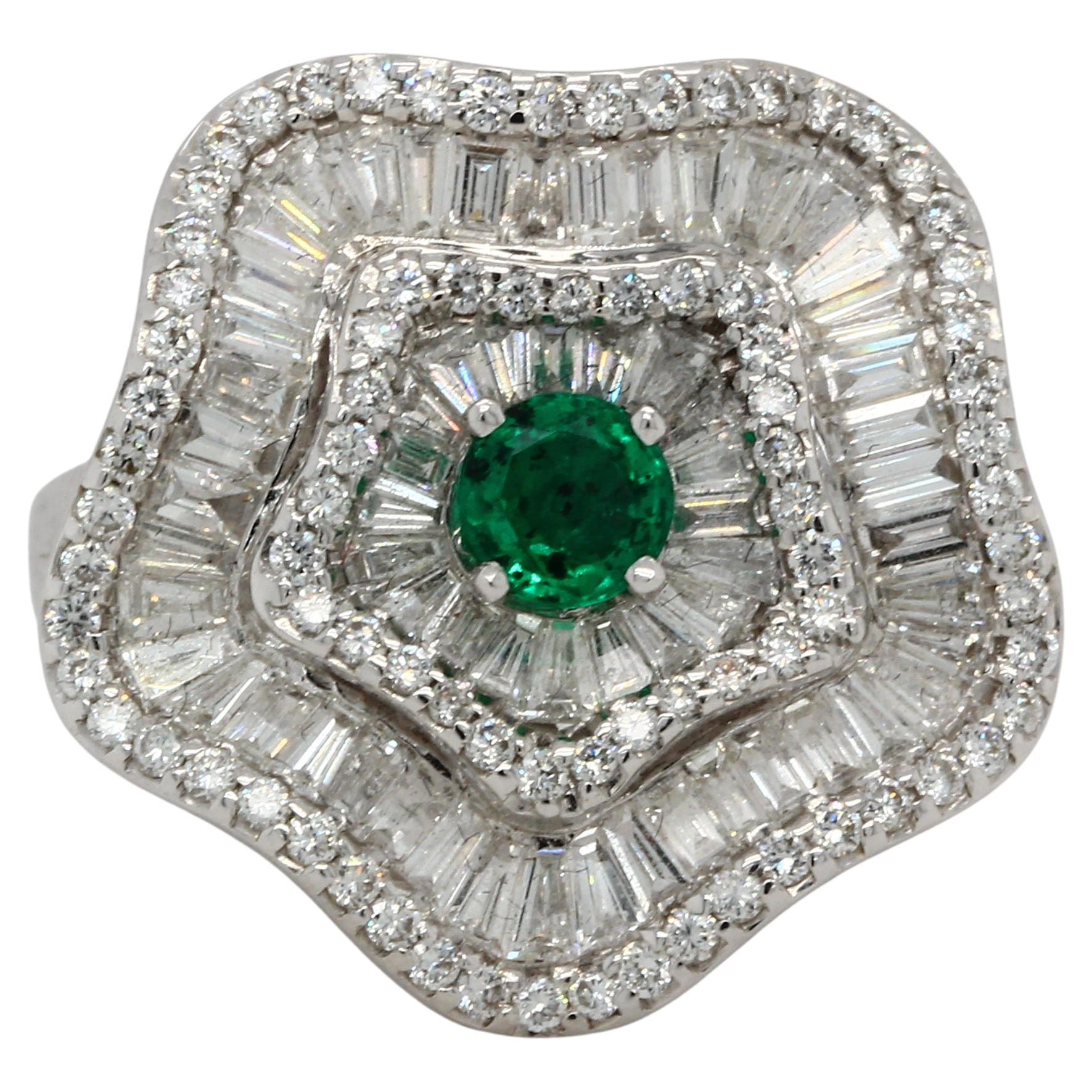 Emerald and Diamond Ring in 18 Karat Gold For Sale