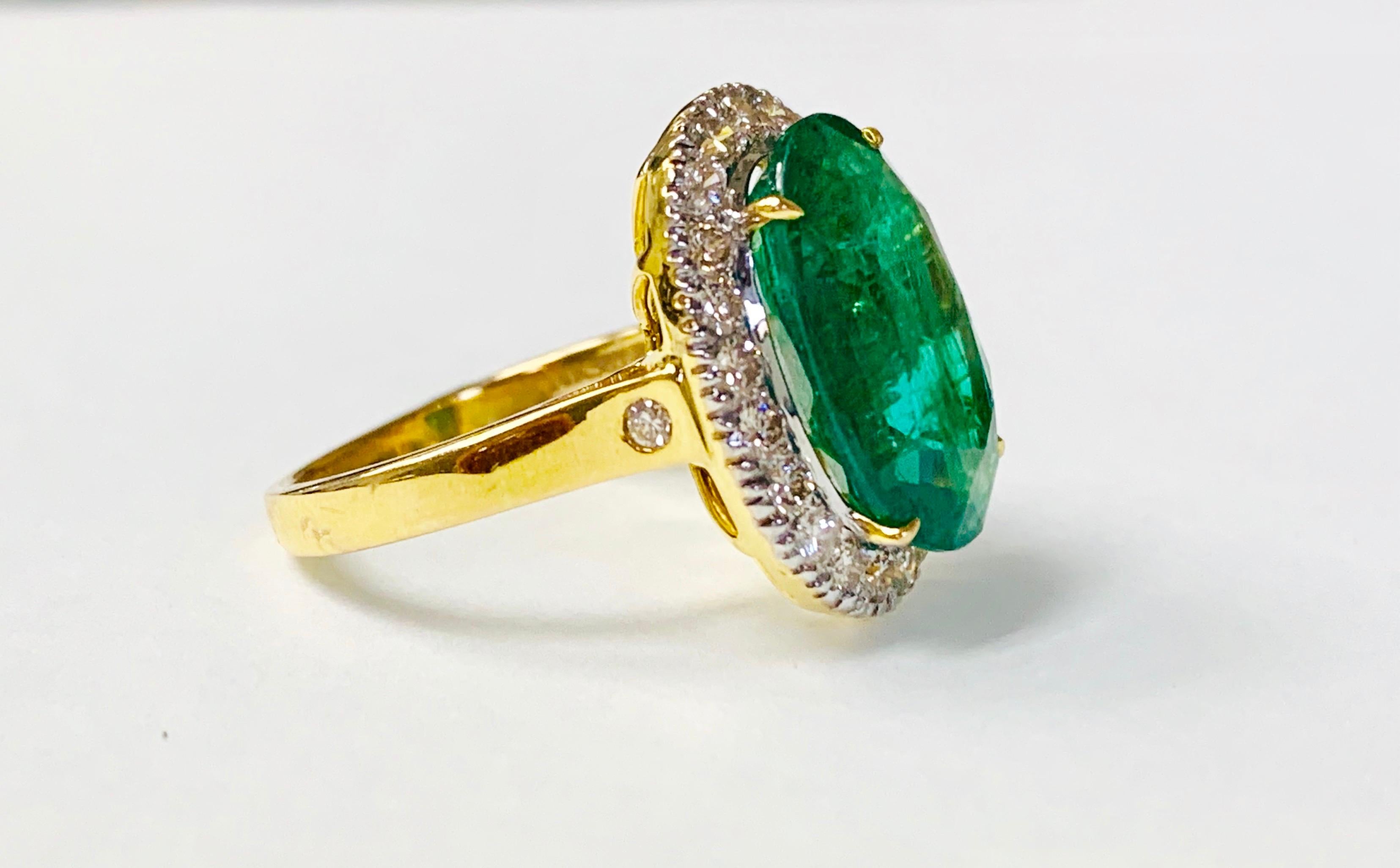 Contemporary Emerald and Diamond Ring in 18 Karat Yellow Gold
