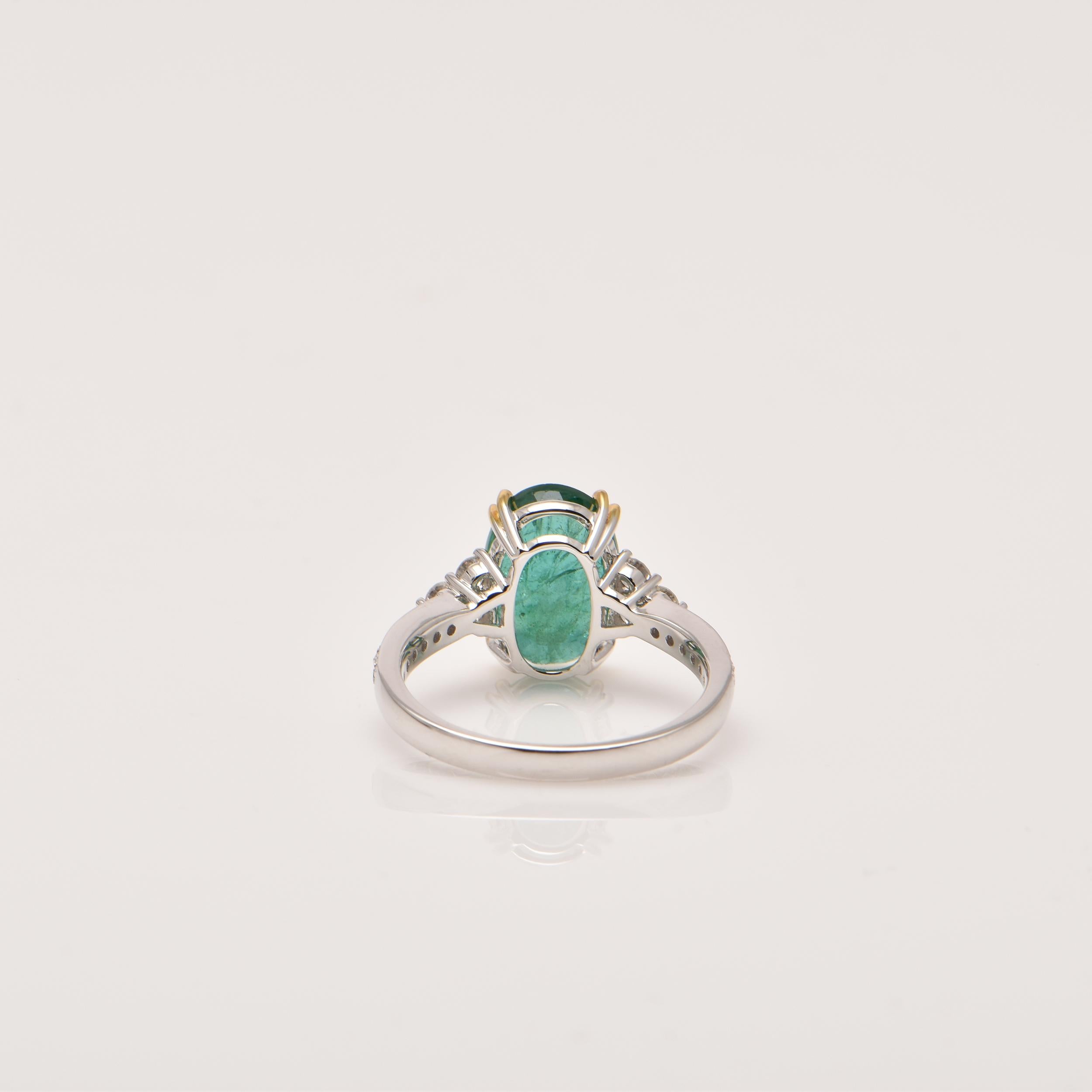 Emerald and Diamond Ring in 18ct White Gold In New Condition For Sale In Sydney, NSW
