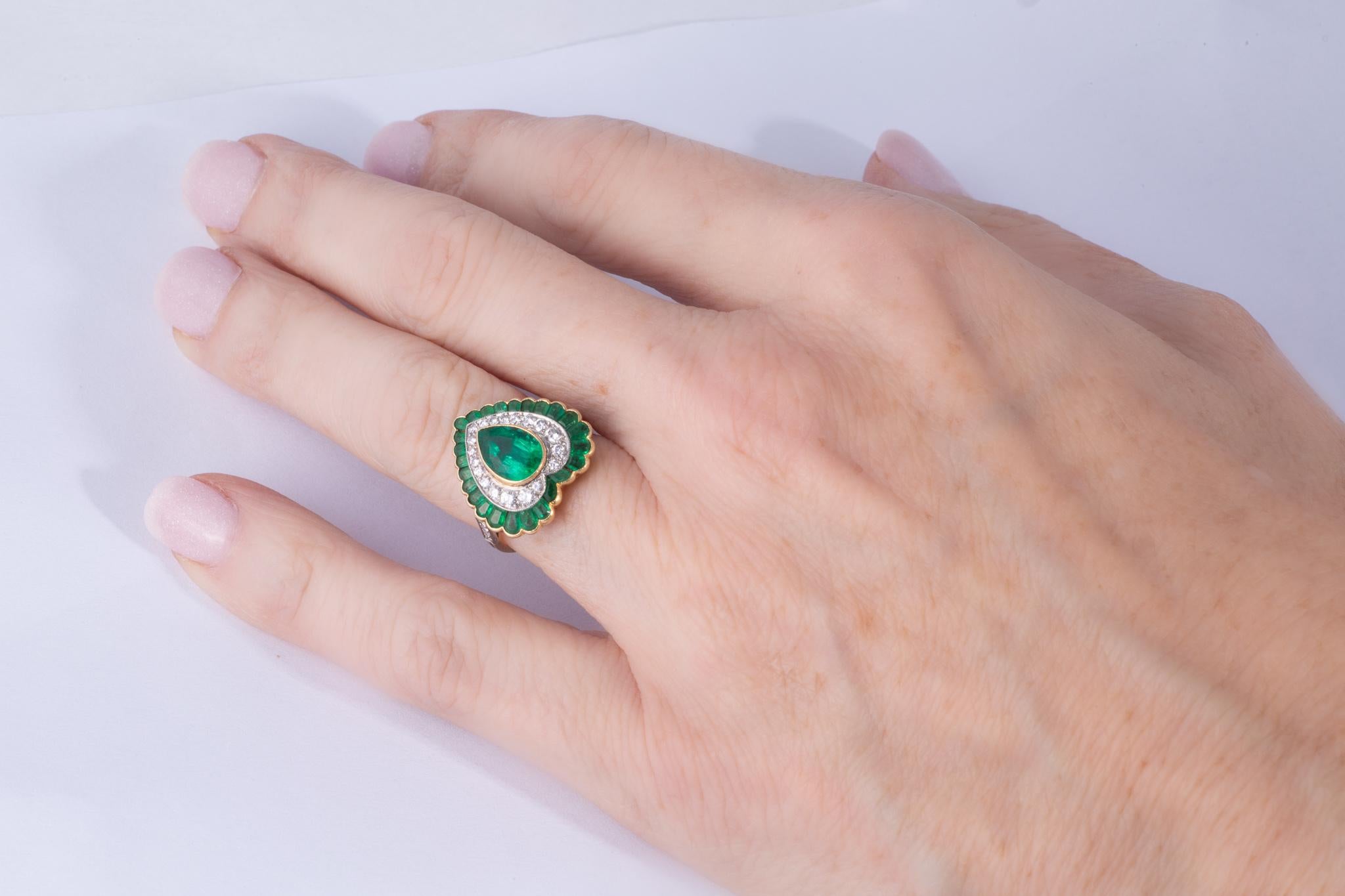 Emerald and Diamond Ring in 18 Karat Gold In Good Condition In New Orleans, LA