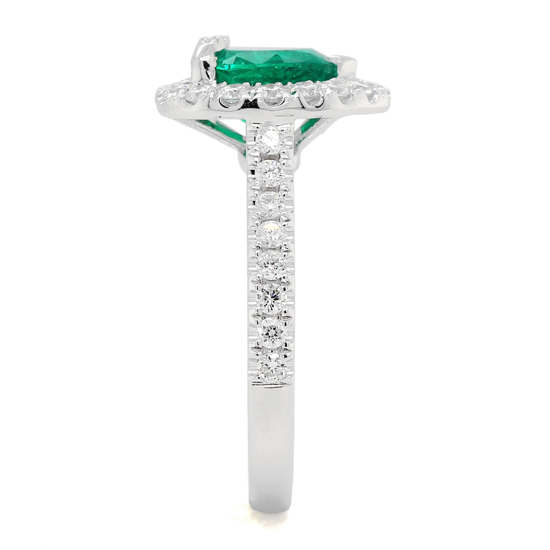 Emerald and Diamond Ring in 18k White Gold In New Condition For Sale In Houston, TX