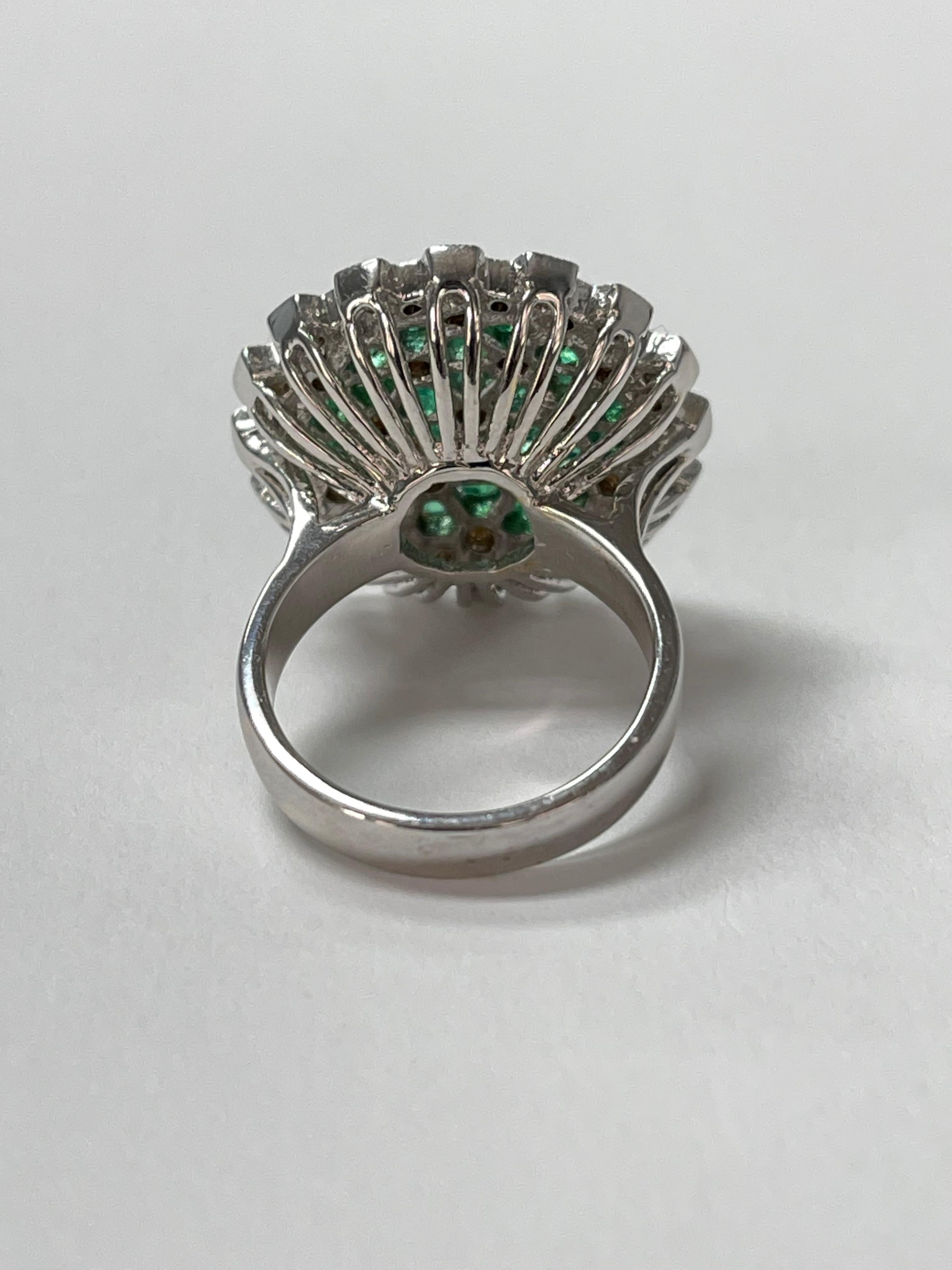 Emerald and Diamond Ring in 18K White Gold In New Condition For Sale In New York, NY