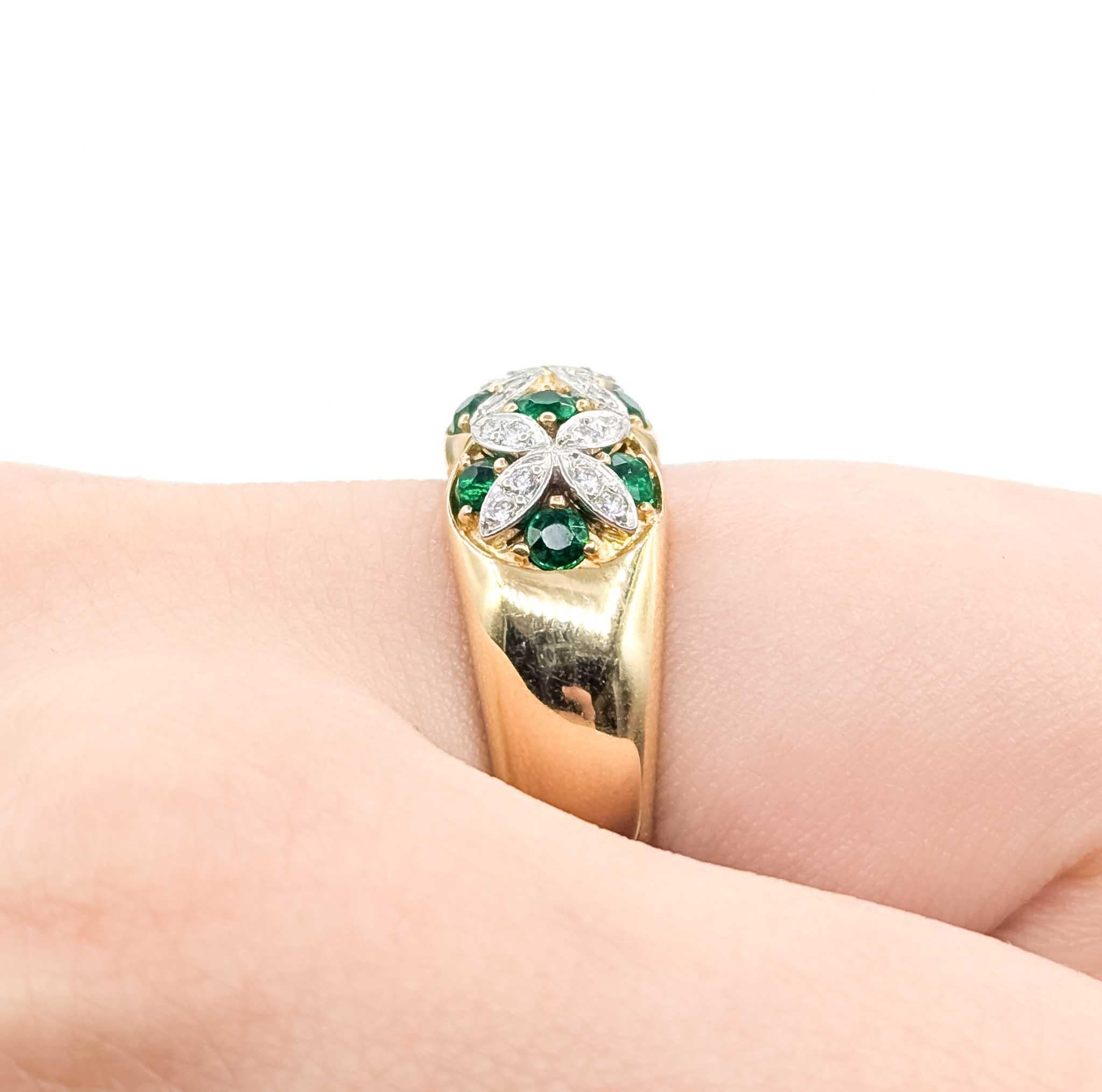 Anillo de Esmeralda y Diamantes en Oro Amarillo de 18k y Platino Corte redondo en venta