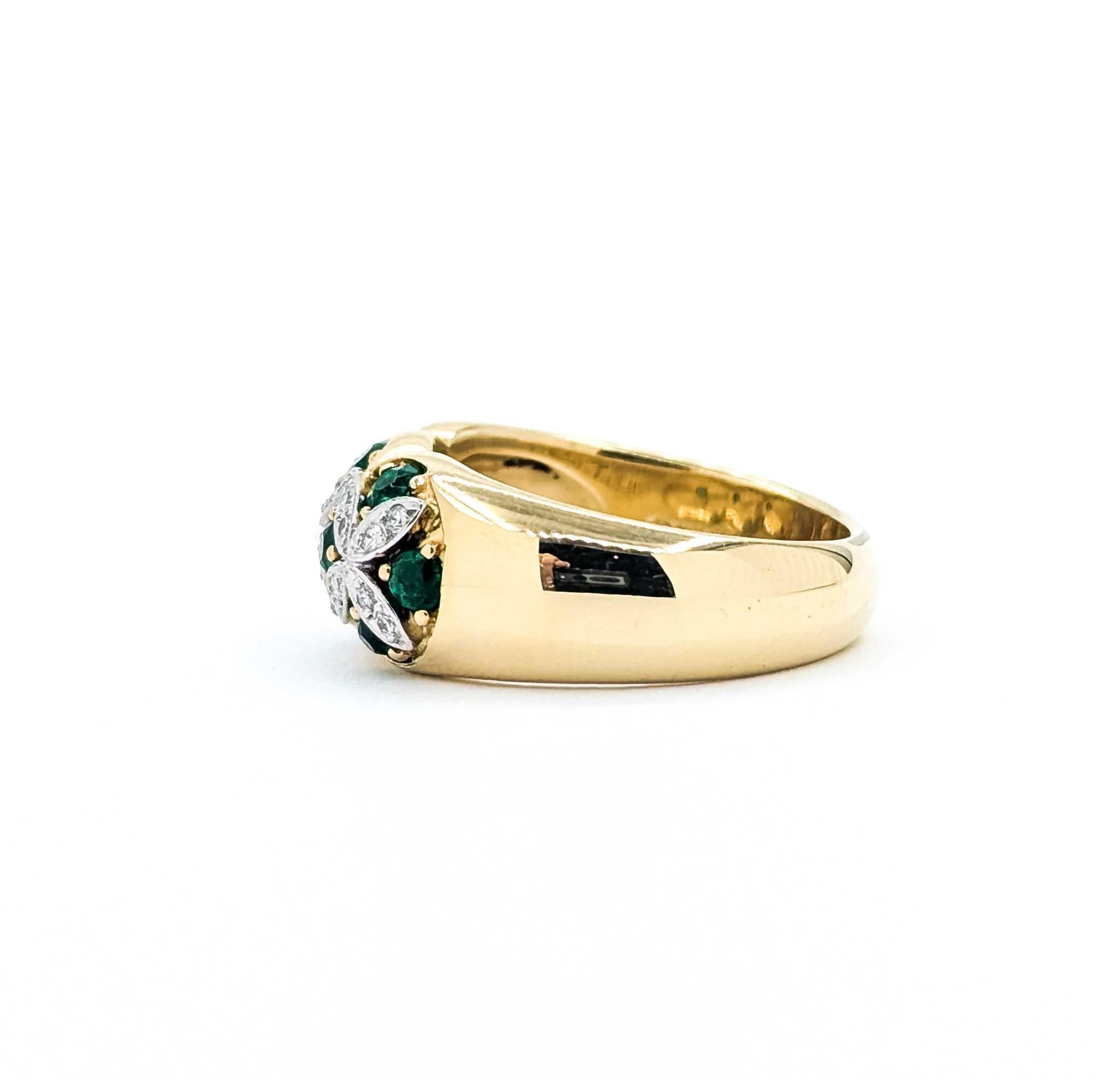 Anillo de Esmeralda y Diamantes en Oro Amarillo de 18k y Platino en venta 3