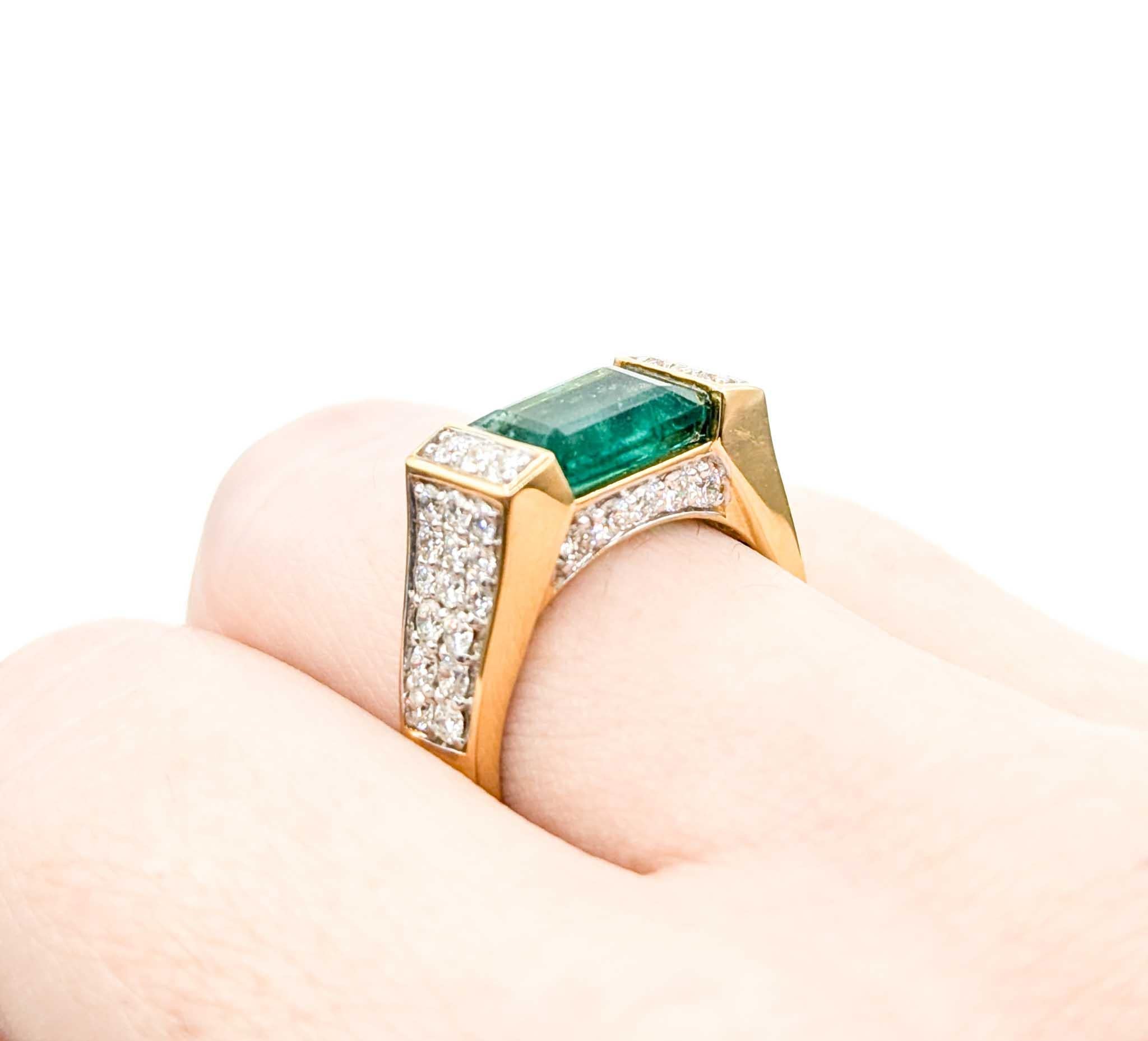 Modern Emerald and Diamond Ring in 18k Yellow Gold
