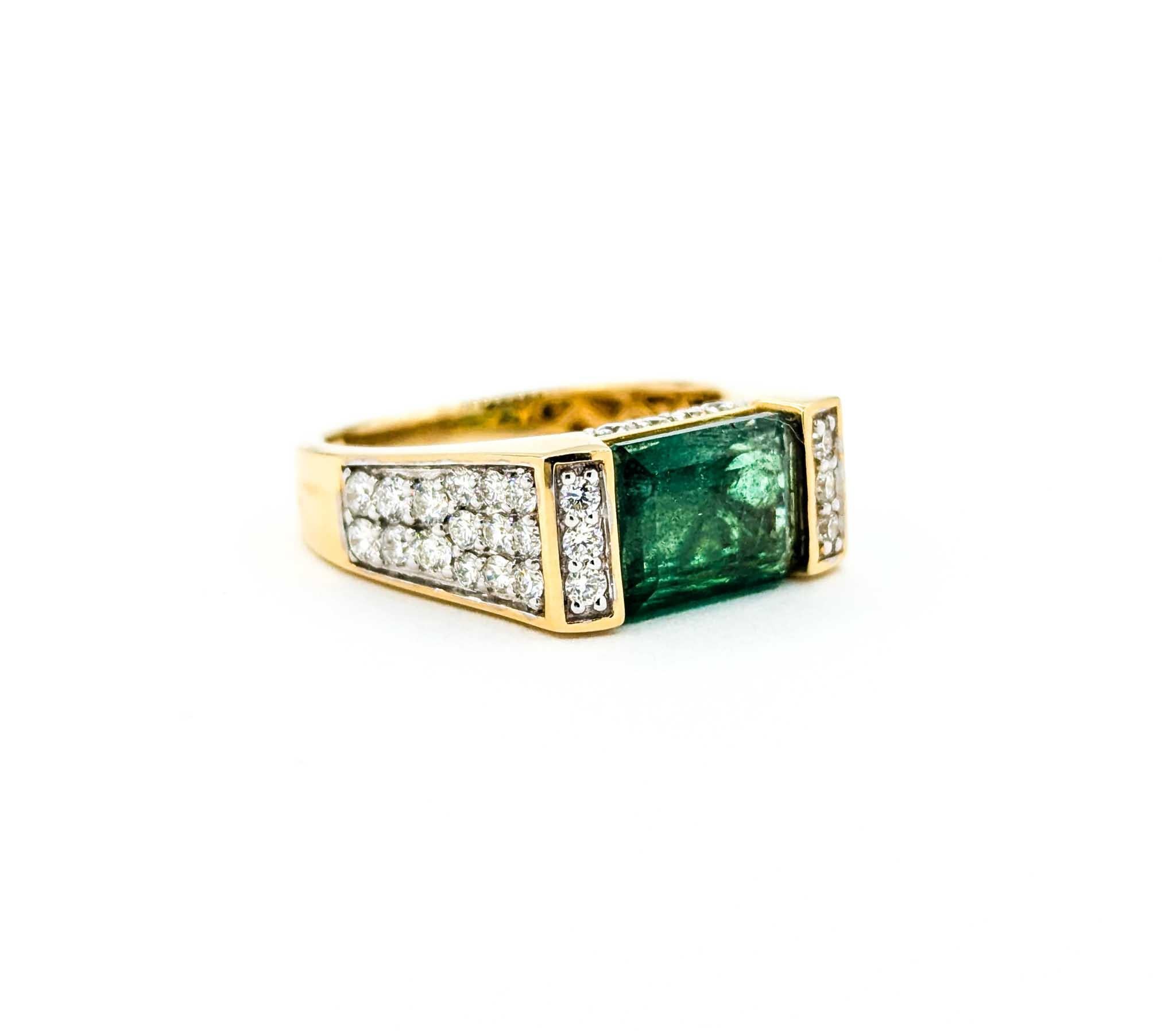Emerald and Diamond Ring in 18k Yellow Gold In Excellent Condition In Bloomington, MN