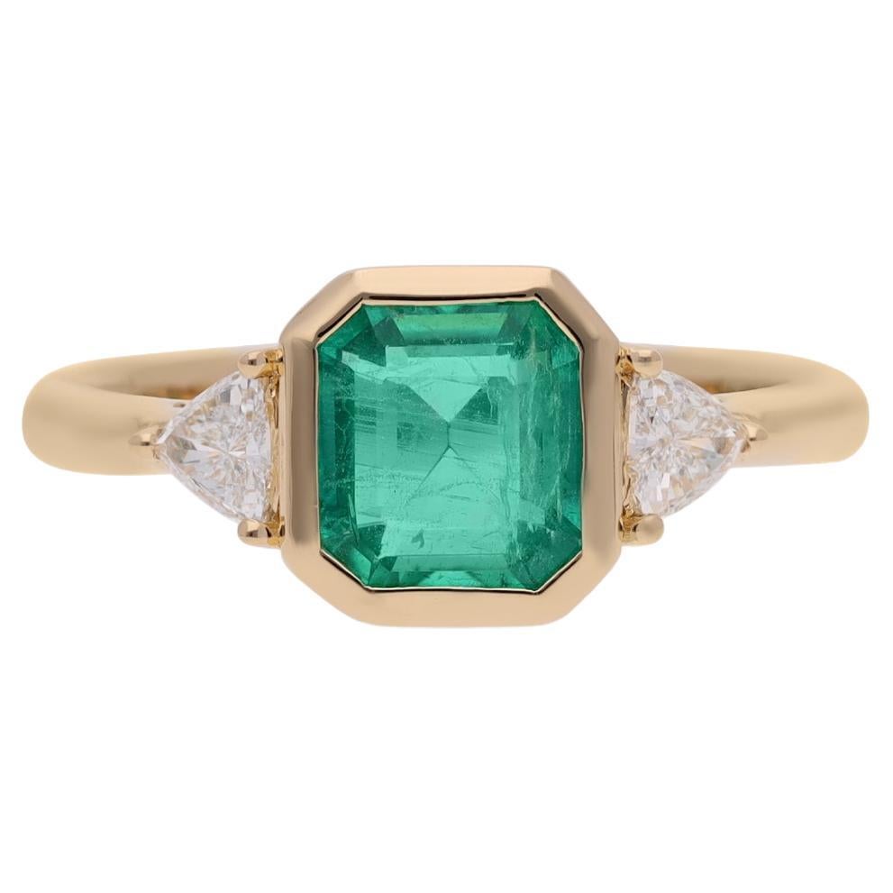 Anello con smeraldo e diamante in oro giallo 18 carati in vendita