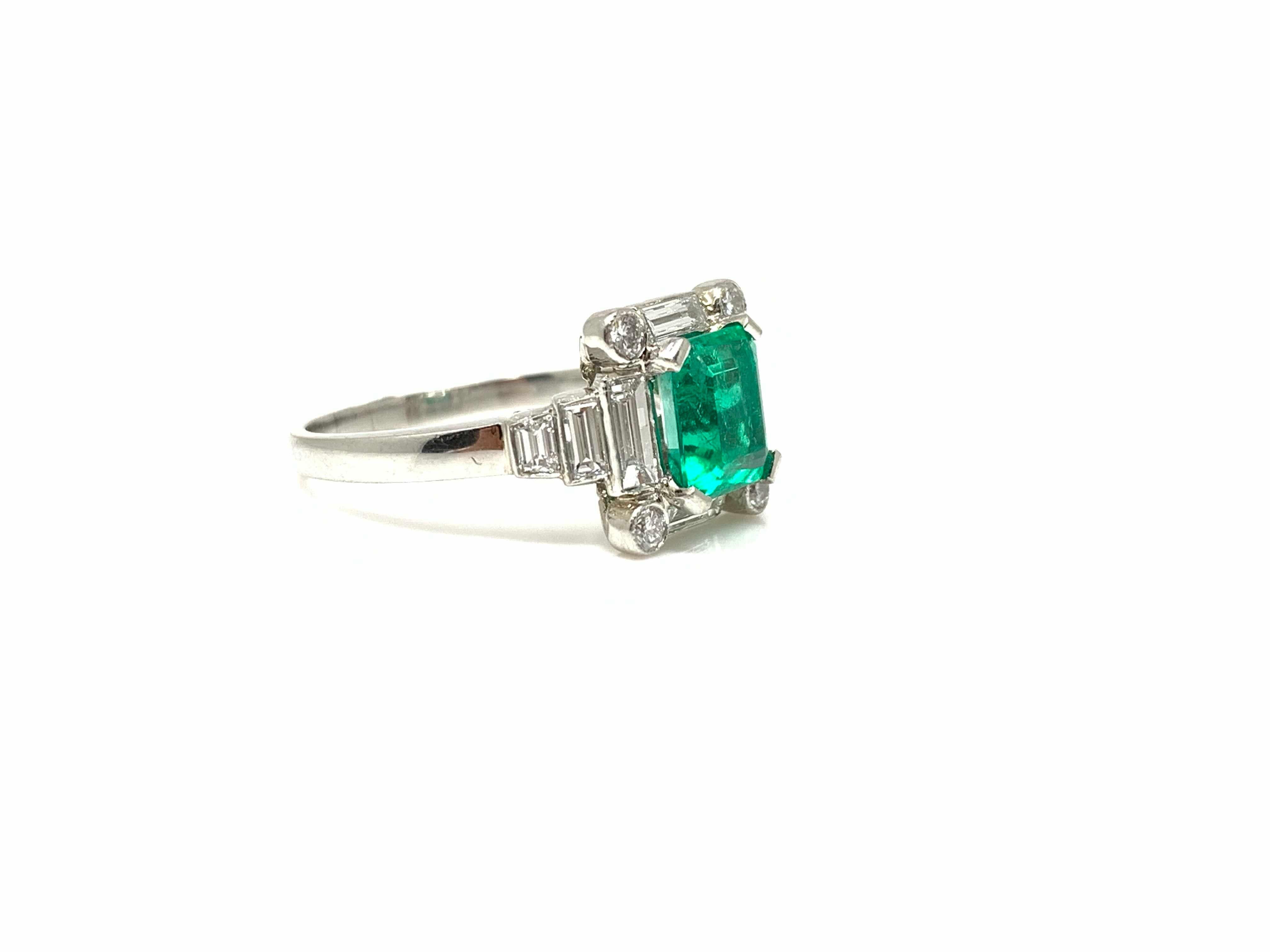 Emerald and Diamond Ring in Platinum In Excellent Condition For Sale In New York, NY