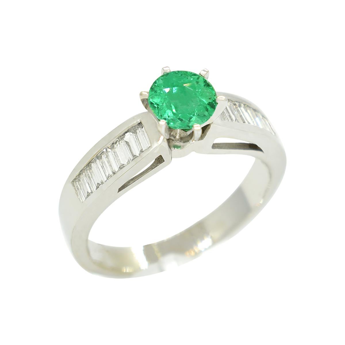 Round Cut 0.66 Carats Emerald Engagement Ring in White Gold With Baguette Cut Diamonds For Sale
