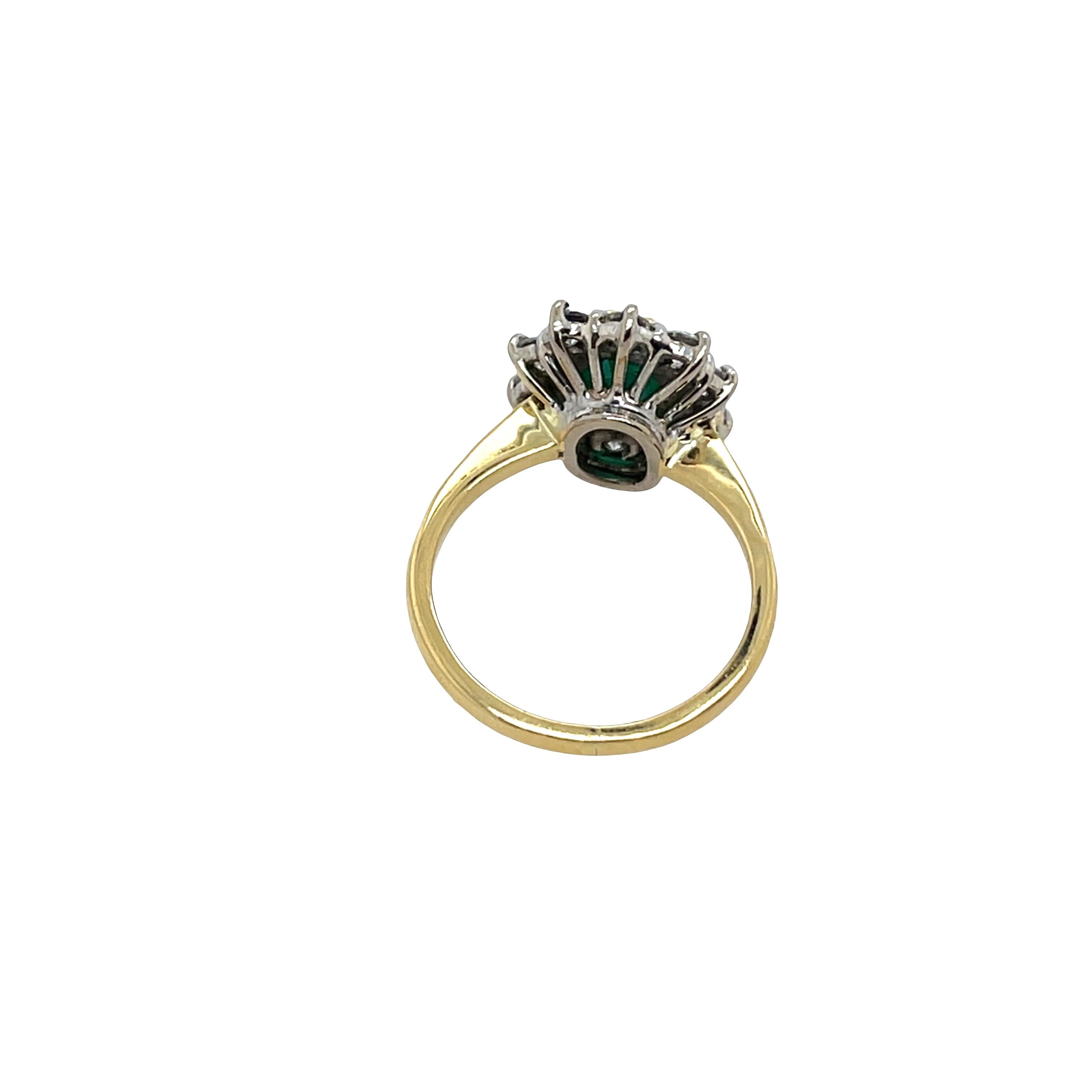 Classique intemporel à l'élégance vibrante, cette superbe bague est ornée d'une riche émeraude verte en guise de pièce maîtresse, 
magnifiquement mis en valeur par des diamants naturels étincelants. 
L'émeraude est sertie dans des griffes