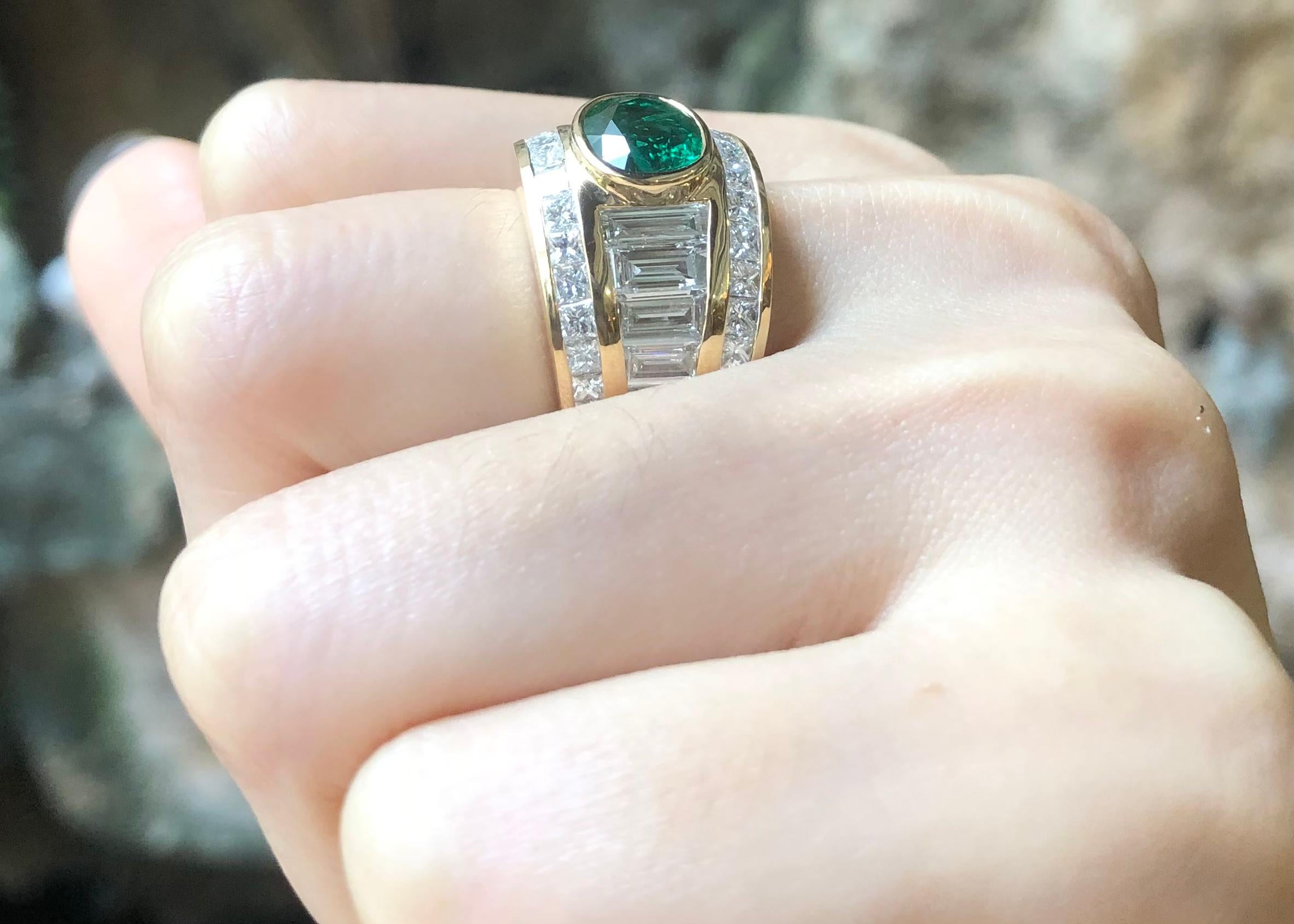 Bague avec émeraudes et diamants sertis en or 18K en vente 1