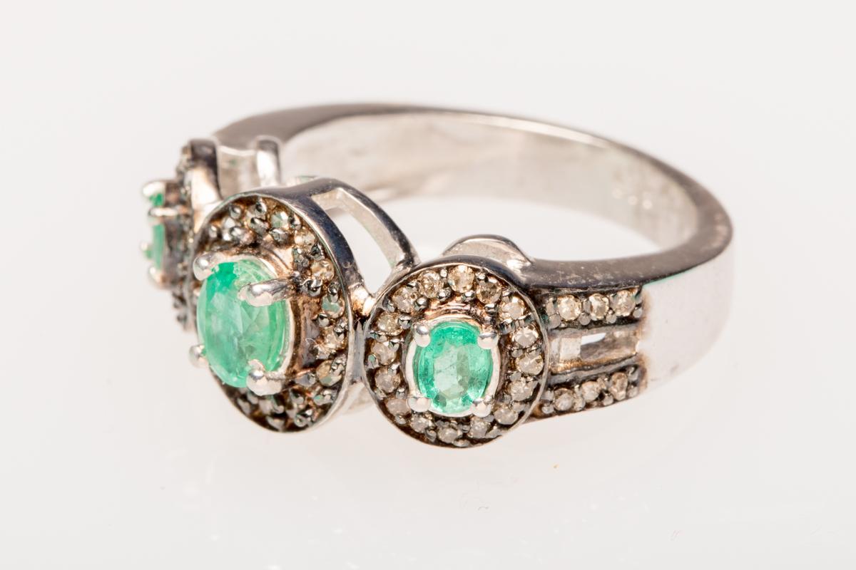 Ring mit Smaragd und Diamant aus Sterlingsilber (Ovalschliff) im Angebot