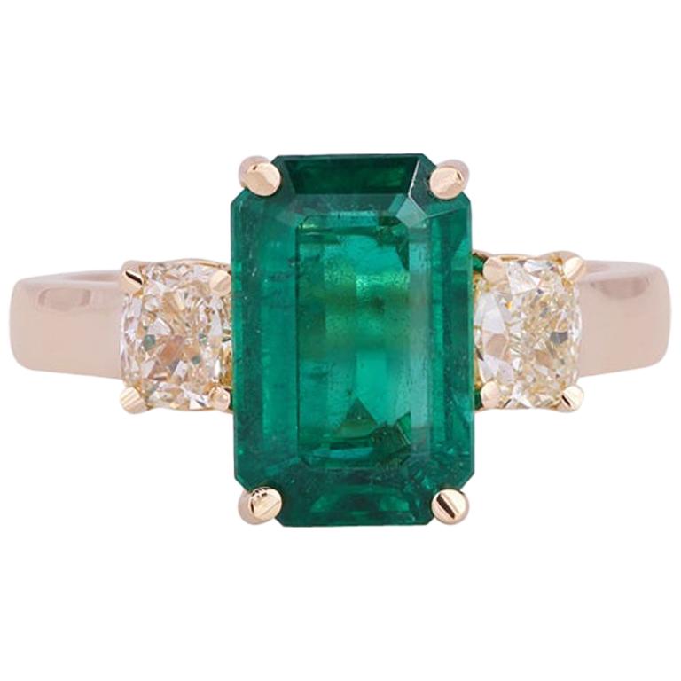 Emerald and Diamond Ring Studded in 18 Karat Yellow Gold For Sale