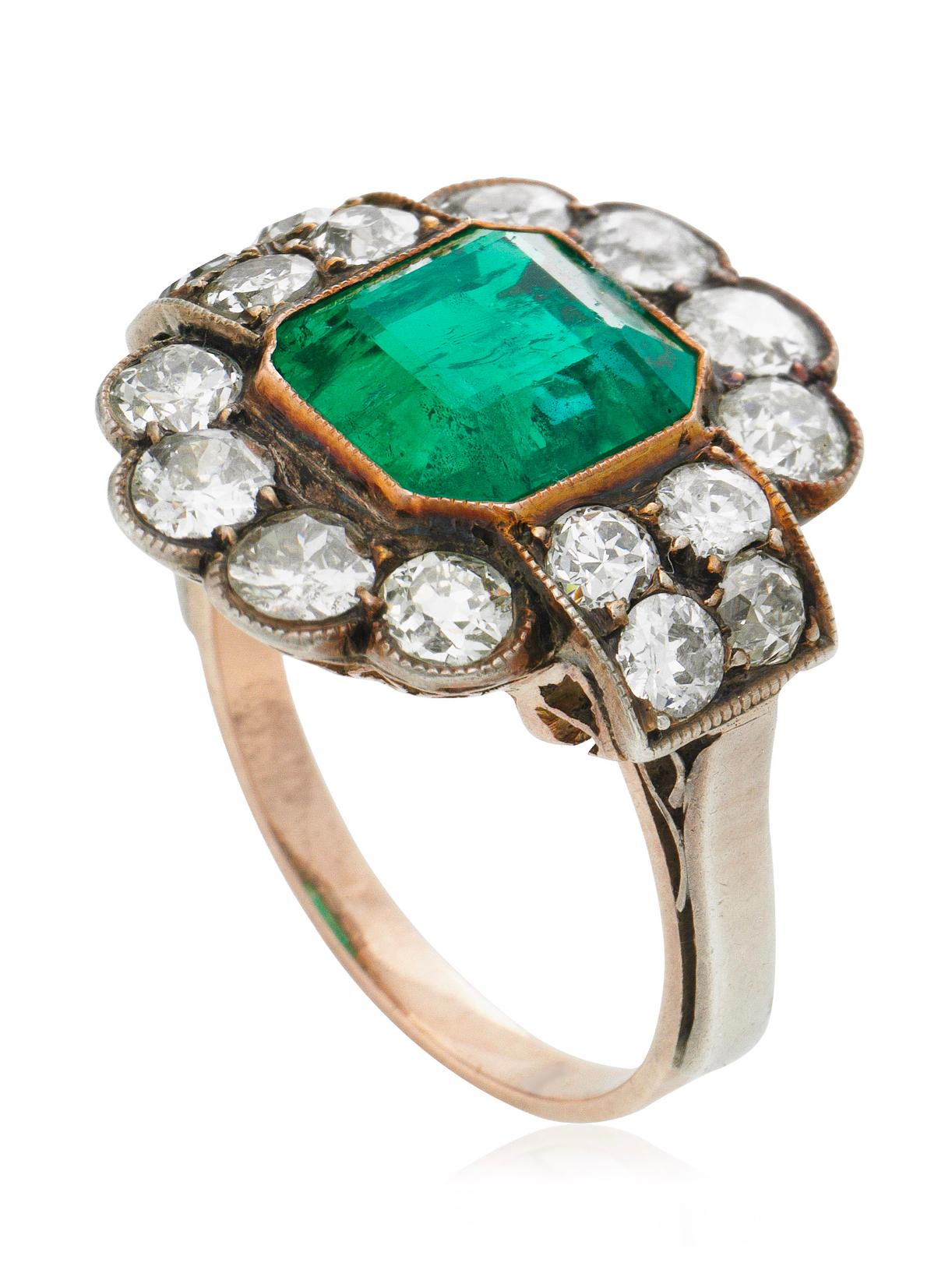 Dieser wunderschöne Ring ist mit einem rechteckigen Smaragd im Smaragdschliff versehen, der ca. 9,1 x 8,5 x 6,17 mm misst und ca. 3,50 Karat wiegt.  Er ist mit 16 Diamanten im Altschliff mit einem ungefähren Gewicht von 2,00 Karat besetzt.  Es ist