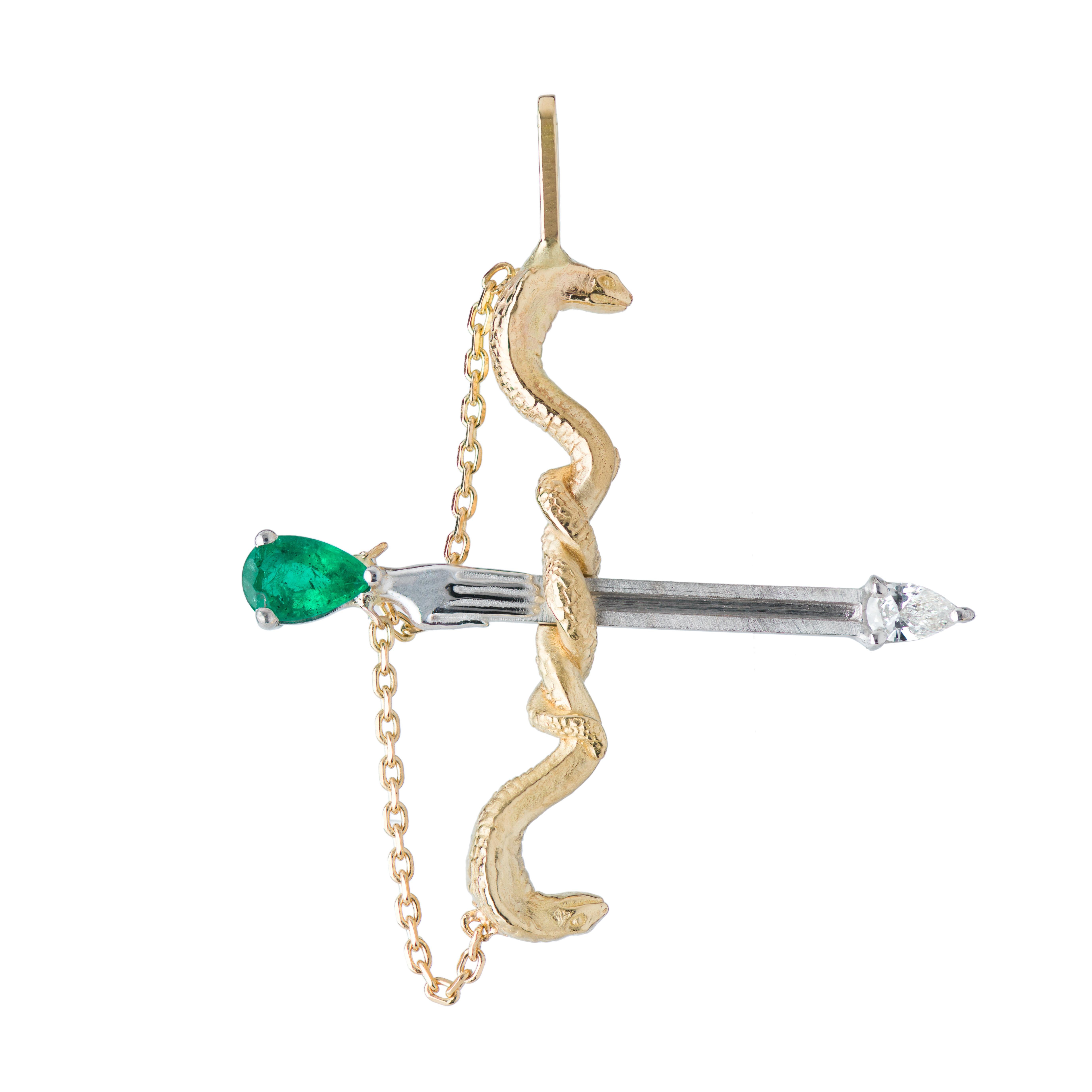 Frutto della collaborazione tra Mozafarian e Katarina Tarazi, il ciondolo Sagittario incarna il doppio arco e freccia del cobra, tirato indietro da un geroglifico a mano.

Questo pezzo dinamico presenta una pera di diamante bianco da 0,12 carati e