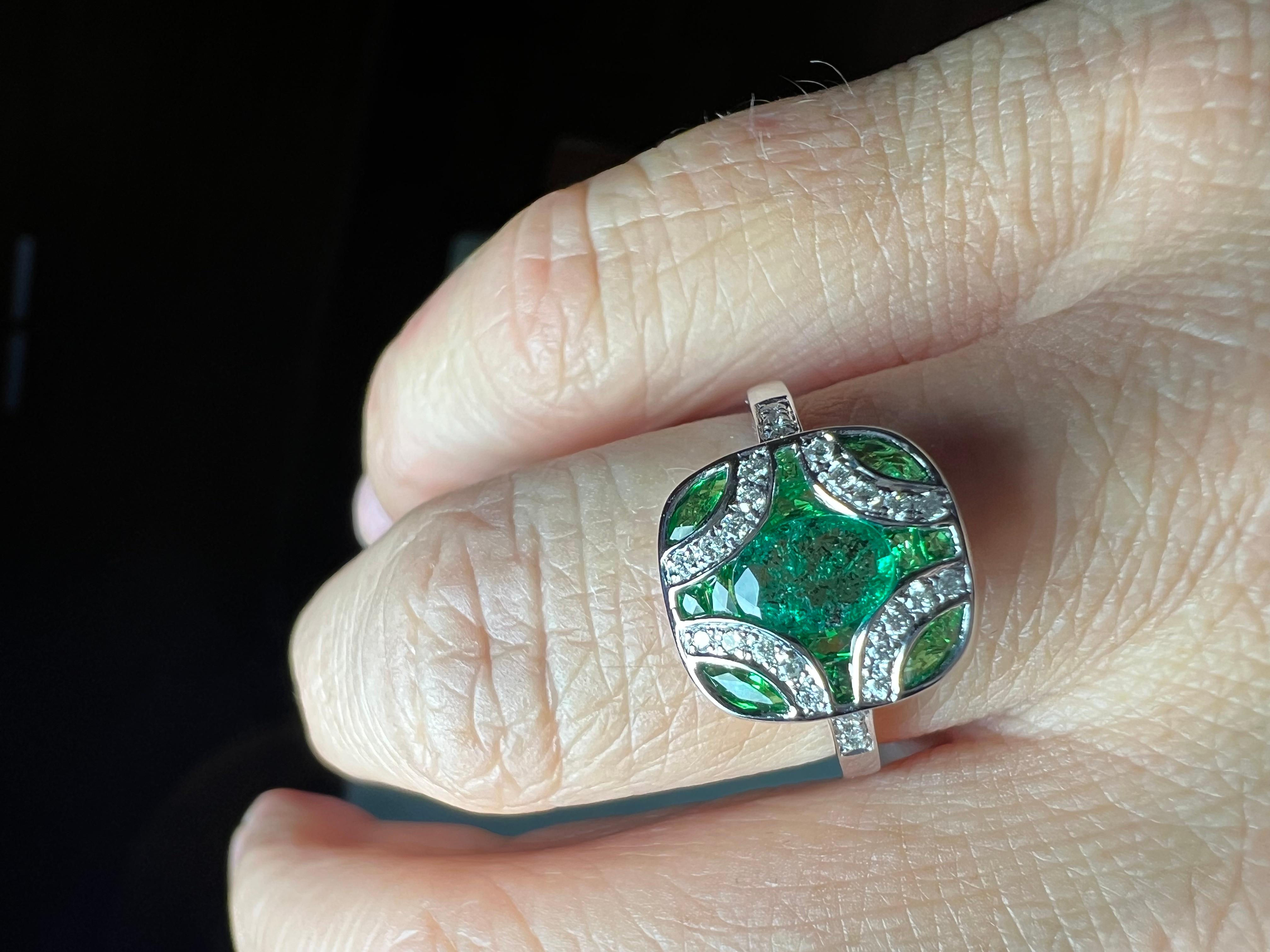 very beautiful work in 18 carat white gold, 
in the spirit of the 1930s, 
work dating from the 1980s/1990s
 in very good condition, 
set with emeralds for approximately 2.33 carats in total 
and a paving of diamonds for 0.16 carats,
 finger size: 52