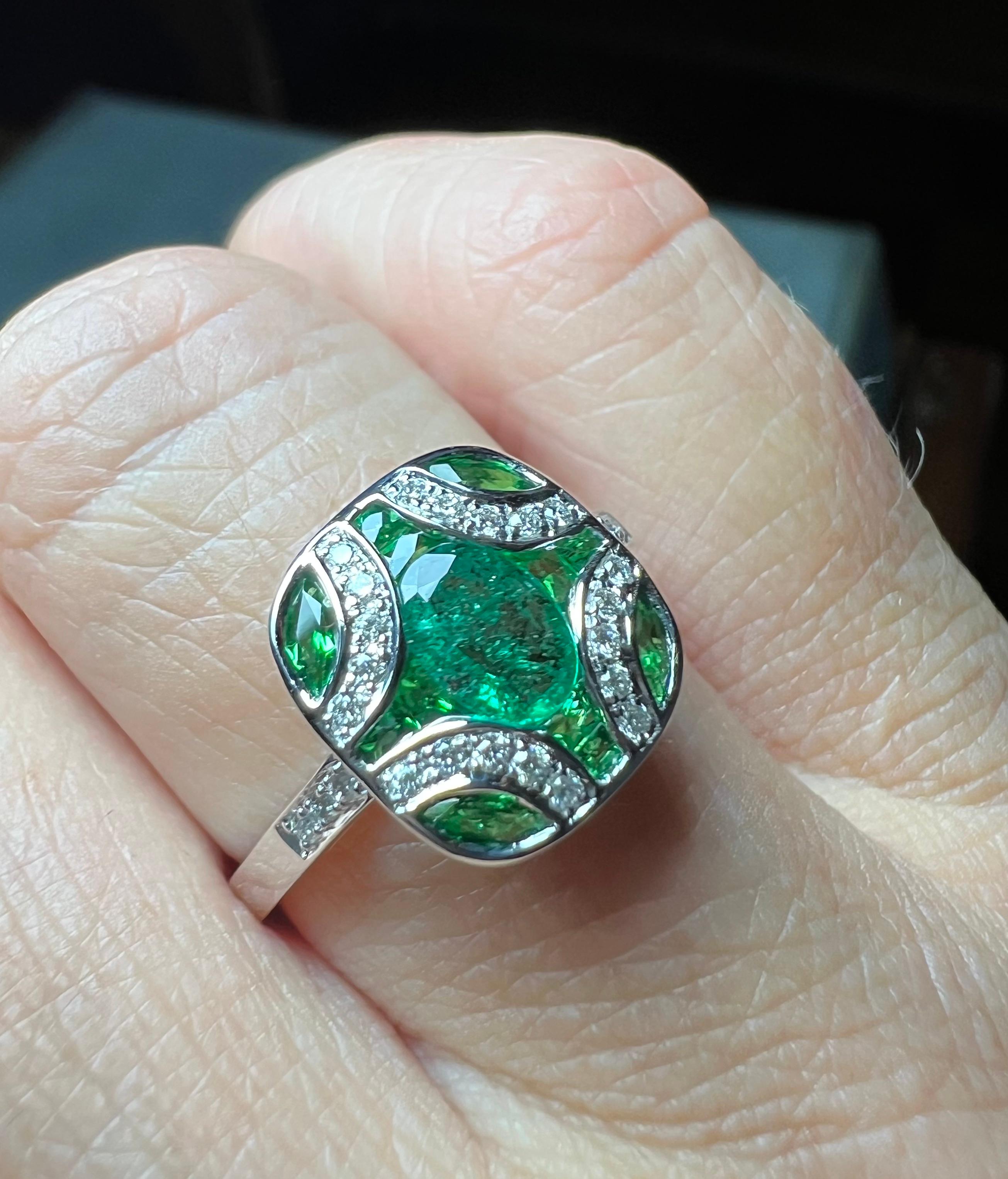 Ring mit Smaragd und Diamantbesatz, 18 Karat Gold (Art déco)