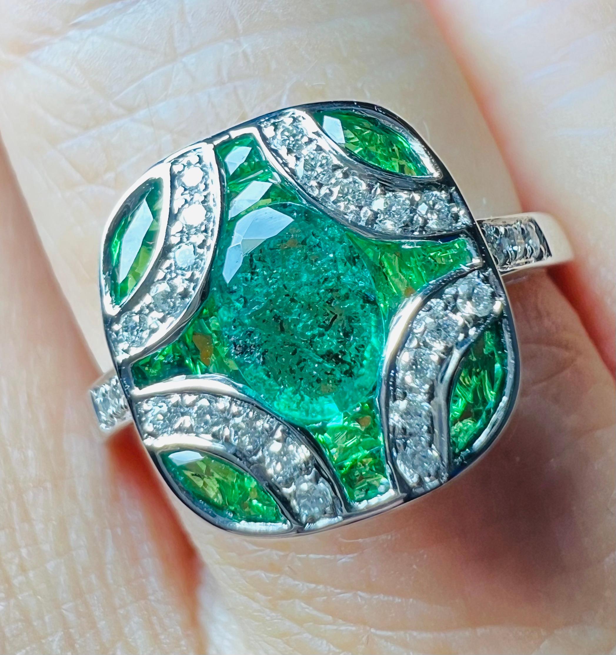 Ring mit Smaragd und Diamantbesatz, 18 Karat Gold (Smaragdschliff)