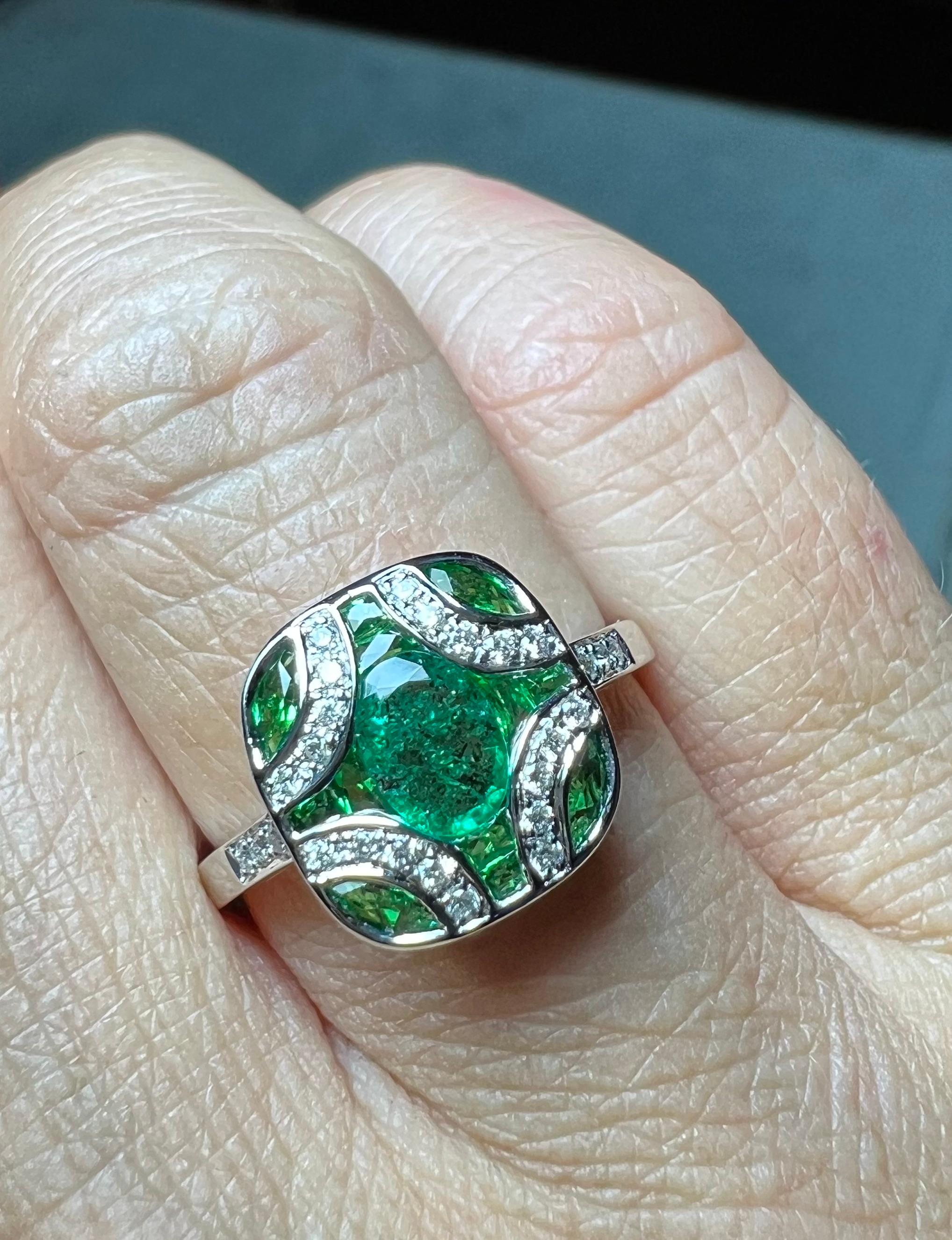 Ring mit Smaragd und Diamantbesatz, 18 Karat Gold im Zustand „Gut“ in SAINT-OUEN-SUR-SEINE, FR