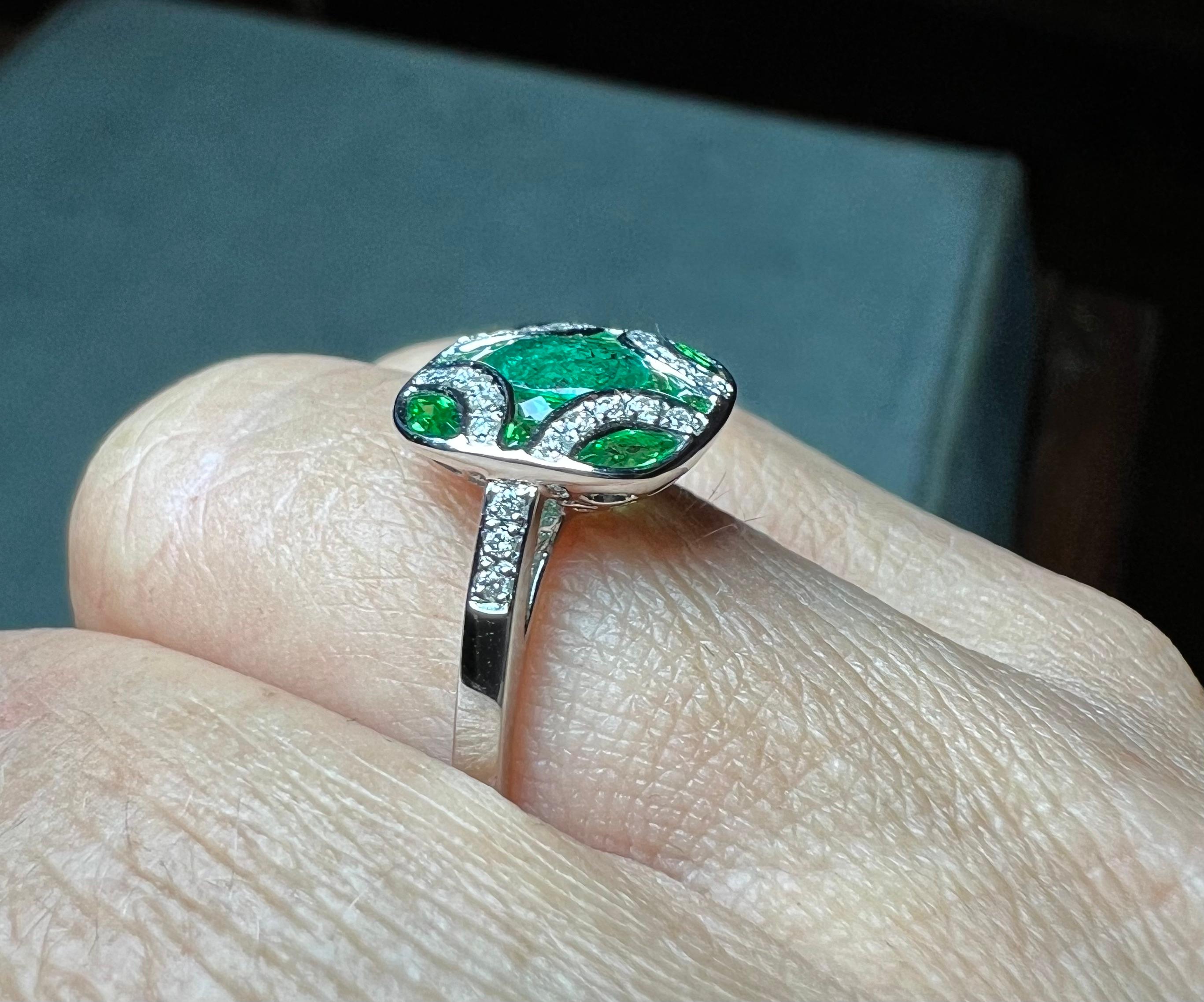 Ring mit Smaragd und Diamantbesatz, 18 Karat Gold Damen