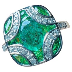 Ring mit Smaragd und Diamantbesatz, 18 Karat Gold