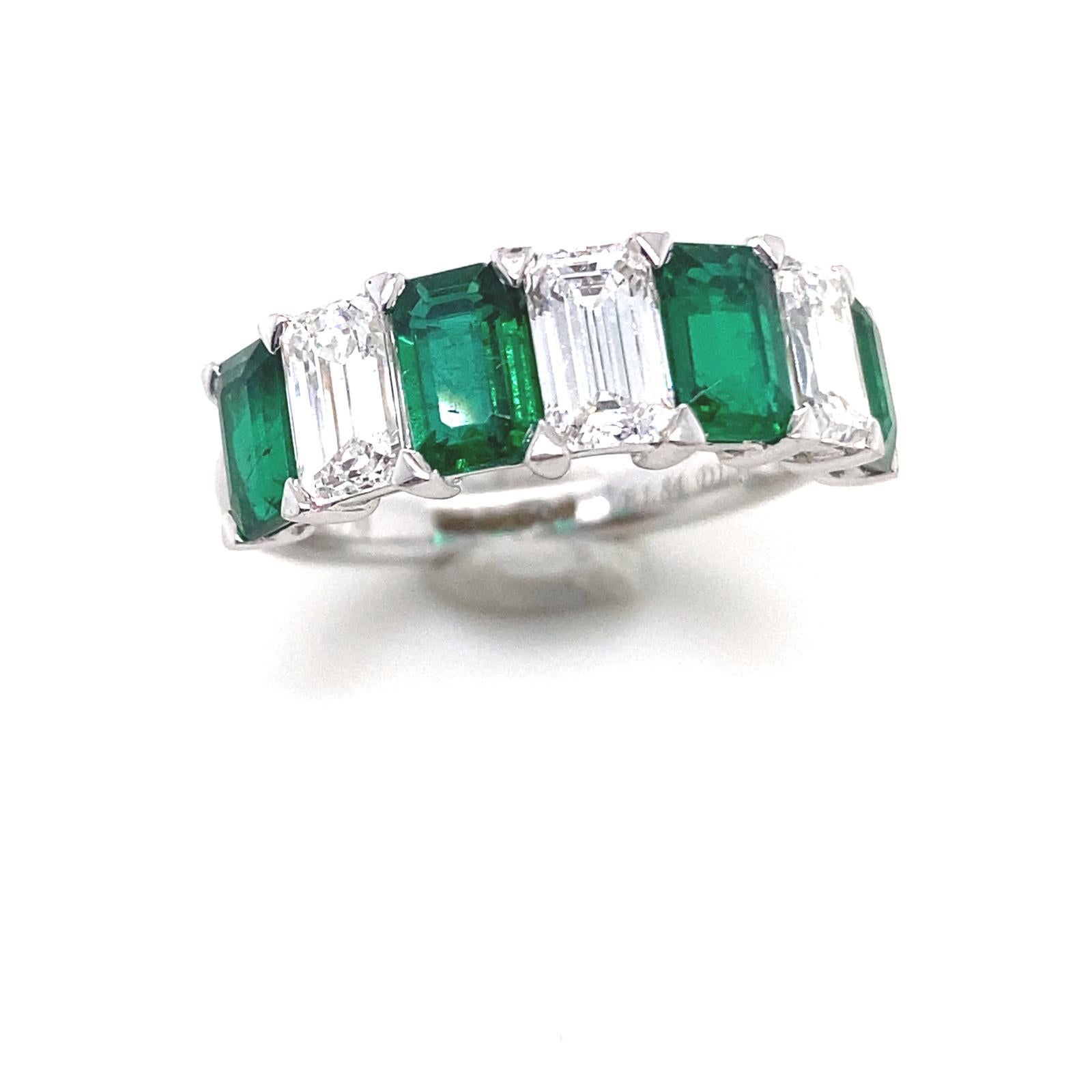 Un anello contemporaneo con smeraldo e diamante a sette pietre in oro bianco 18 carati.

Questo anello a sette pietre con smeraldi e diamanti è stato progettato con un'alternanza di smeraldi e diamanti taglio smeraldo.
Le pietre sono incastonate a