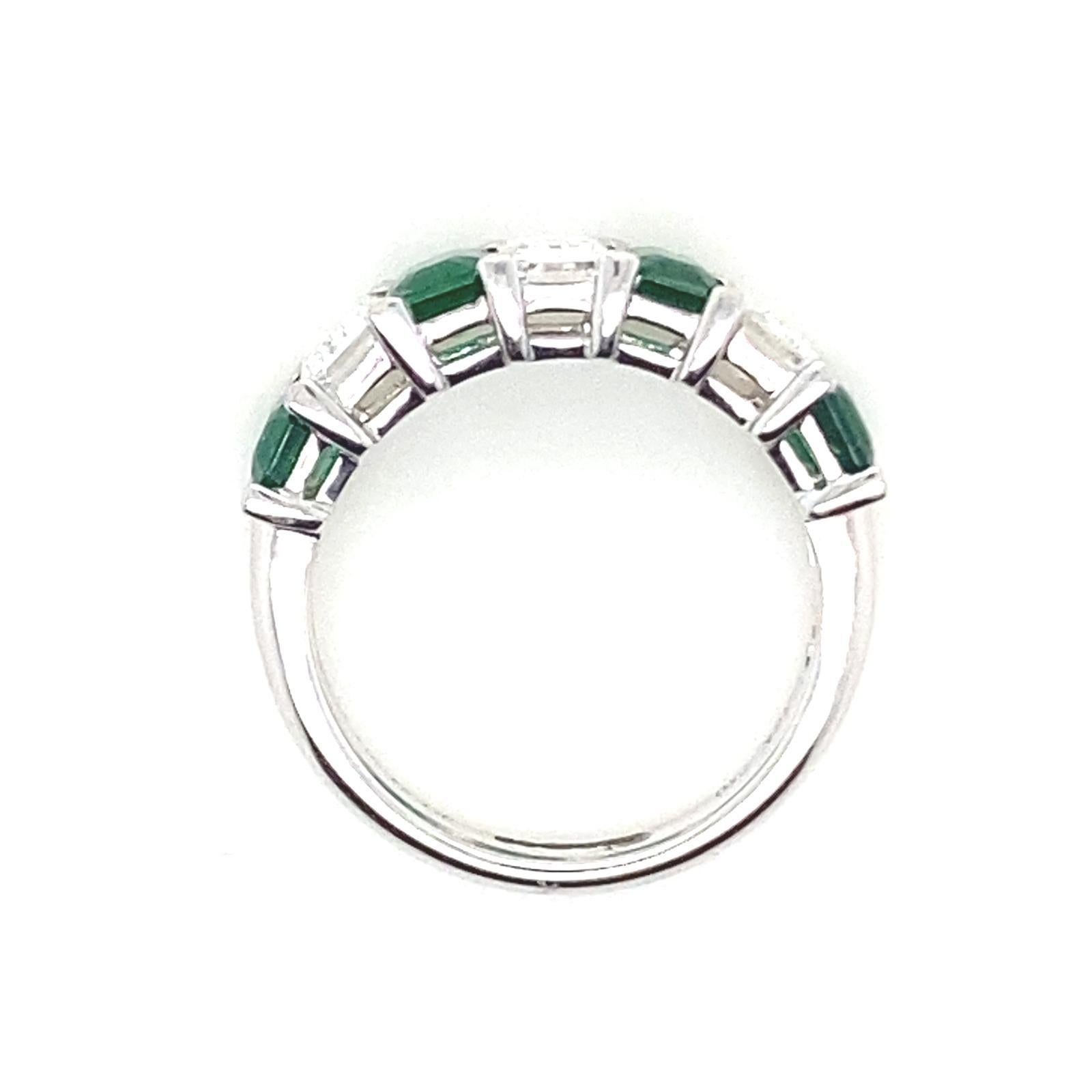 Anello con sette pietre in smeraldo e diamanti in oro bianco 18 carati in vendita 2