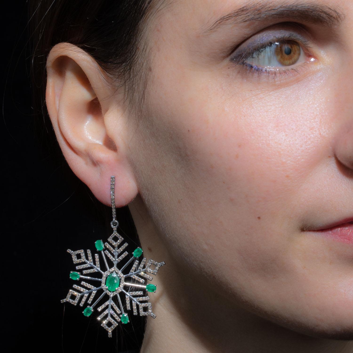 Emerald and Diamond Snowflake Dangle Chandelier Earrings In Excellent Condition In Nantucket, MA