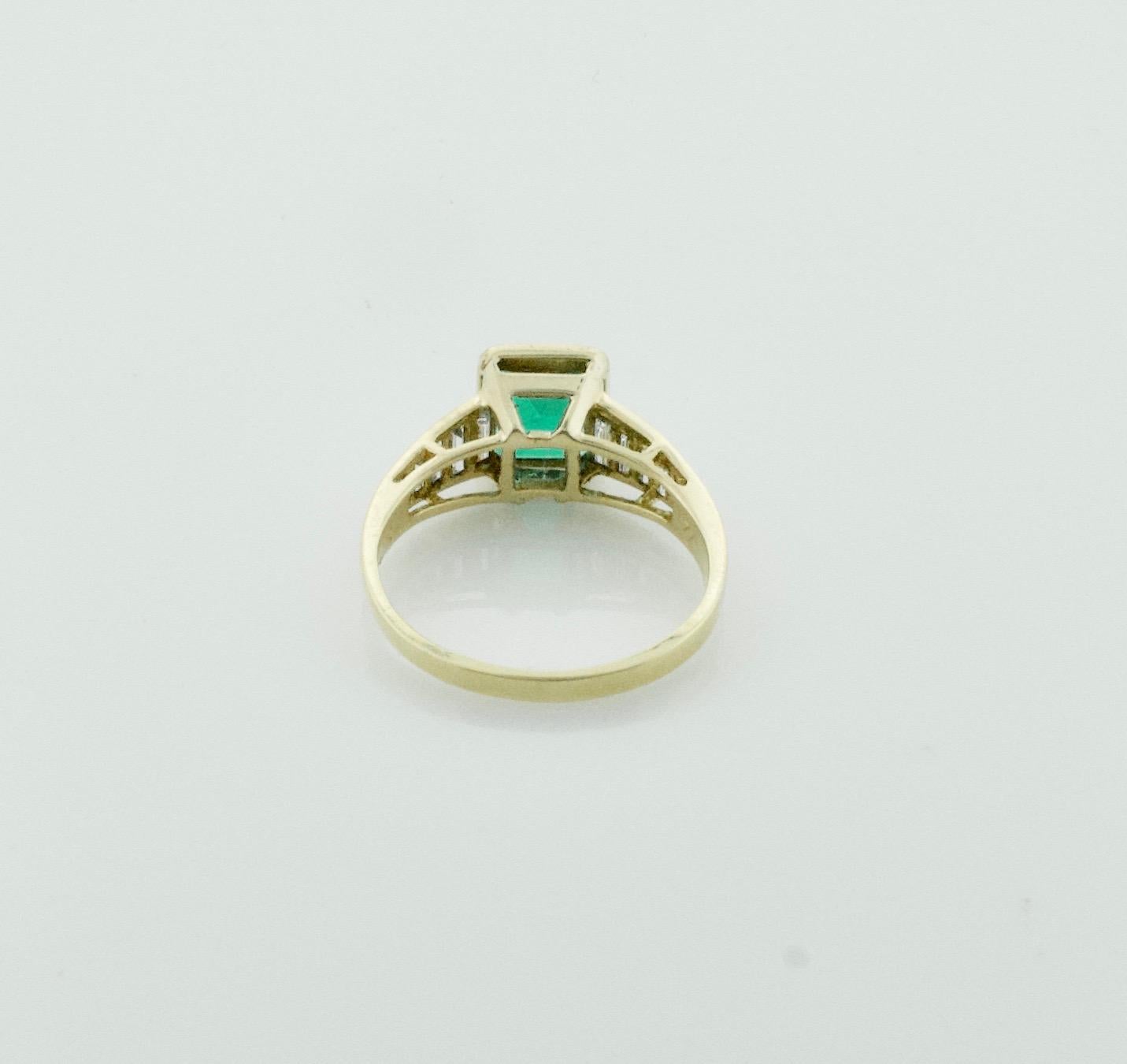 Modern Emerald and Diamond Solitaire Ring in 18 Karat Yellow Gold For Sale