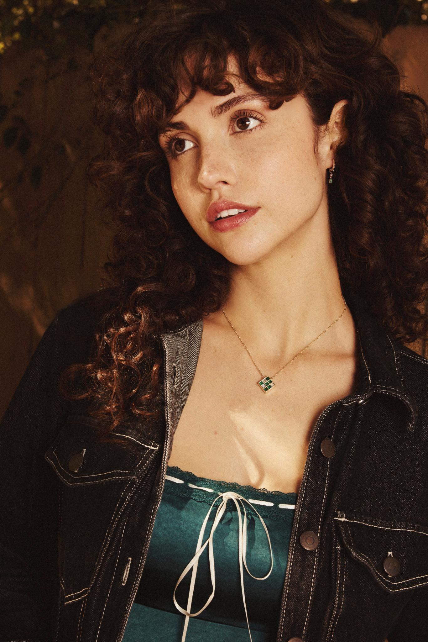 Splendida e accattivante, questa sostanziosa collana di forma quadrata è composta da quadrati di smeraldo da 0,81 carati e diamante da 0,41 carati, con taglio a principessa. I quadrati sono incastonati in oro giallo 14 carati e sospesi da una catena