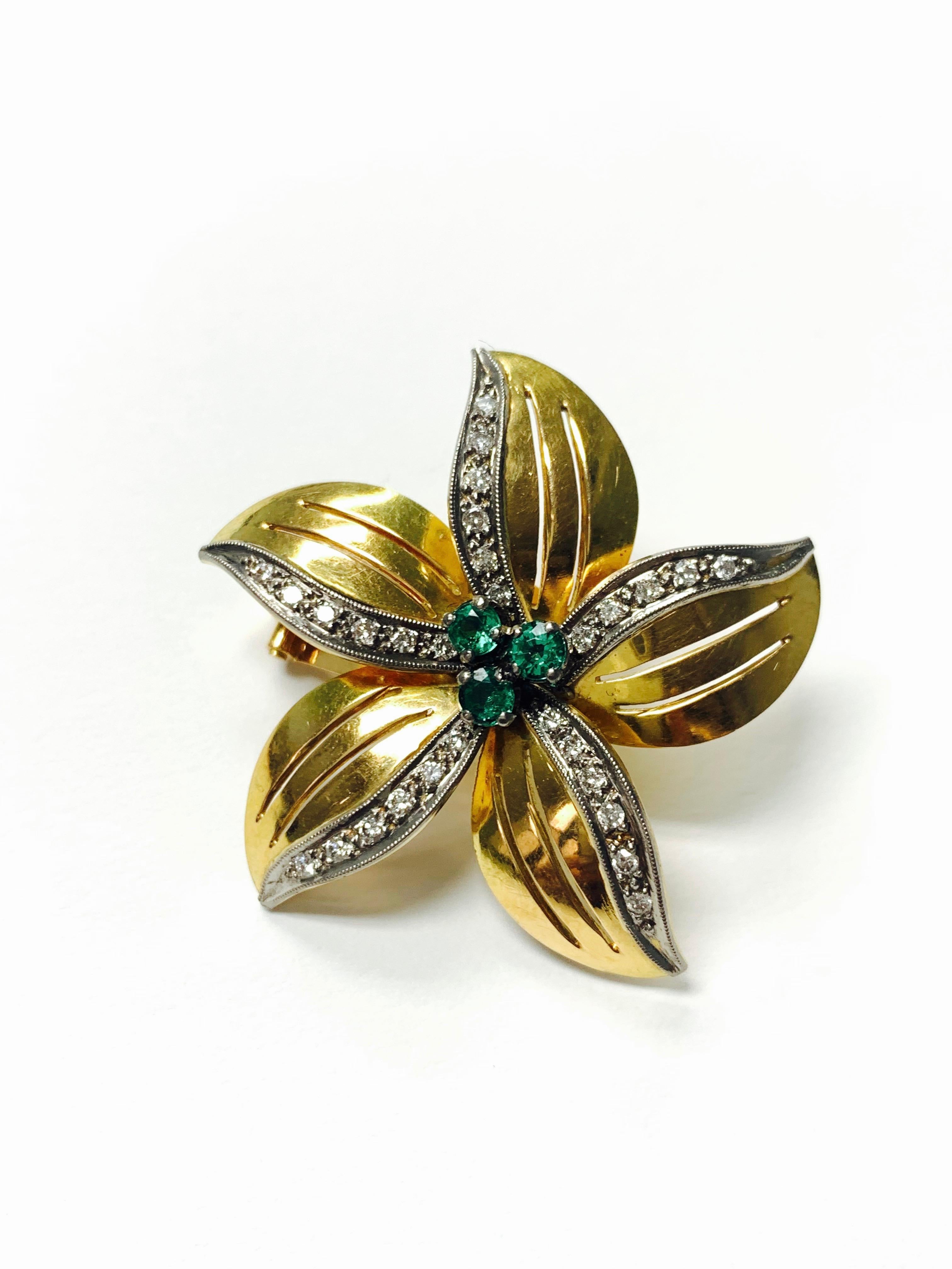 Contemporary Emerald and Diamond Stud Earrings in 18k Yellow Gold For Sale