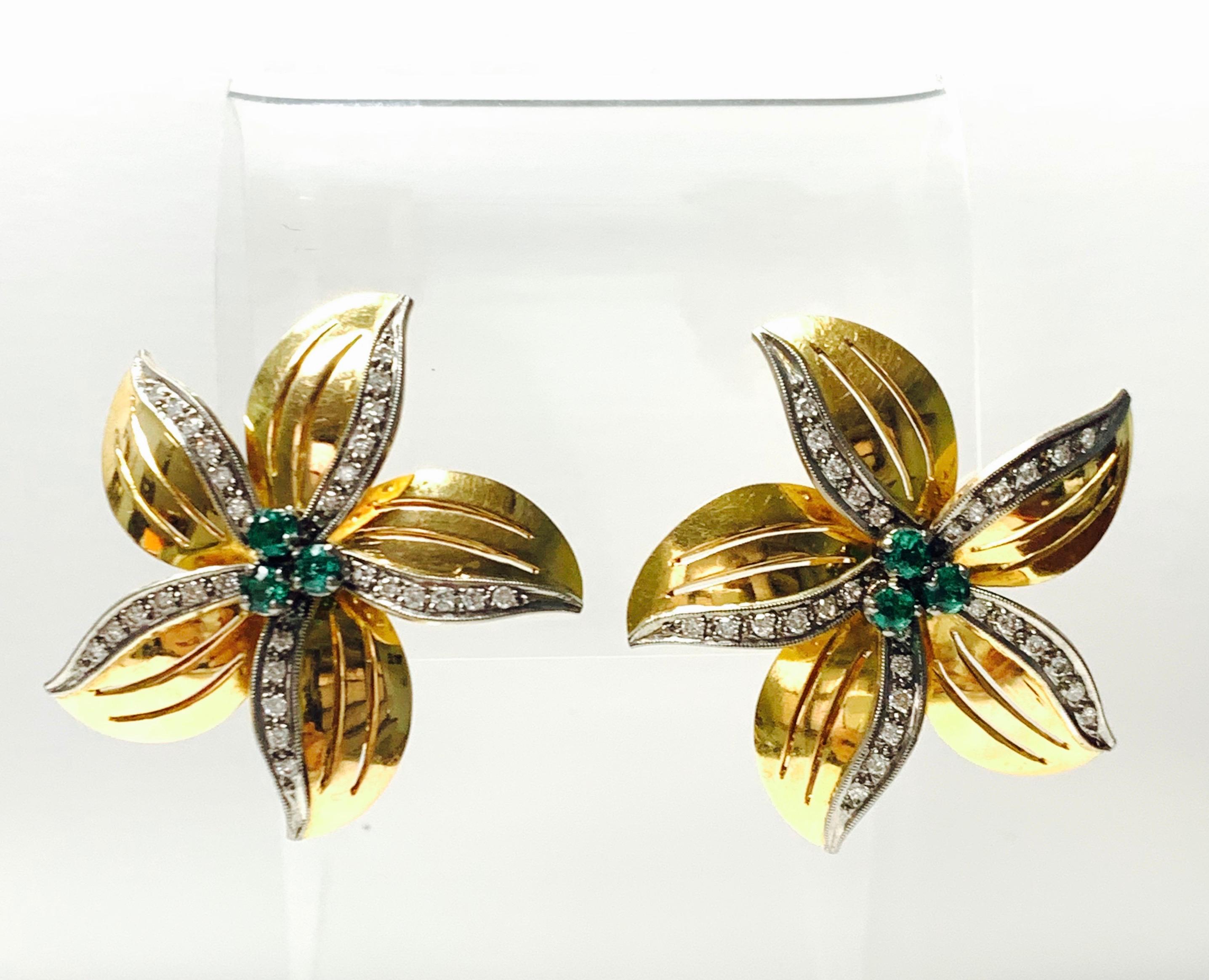 Emerald and Diamond Stud Earrings in 18k Yellow Gold In Excellent Condition For Sale In New York, NY