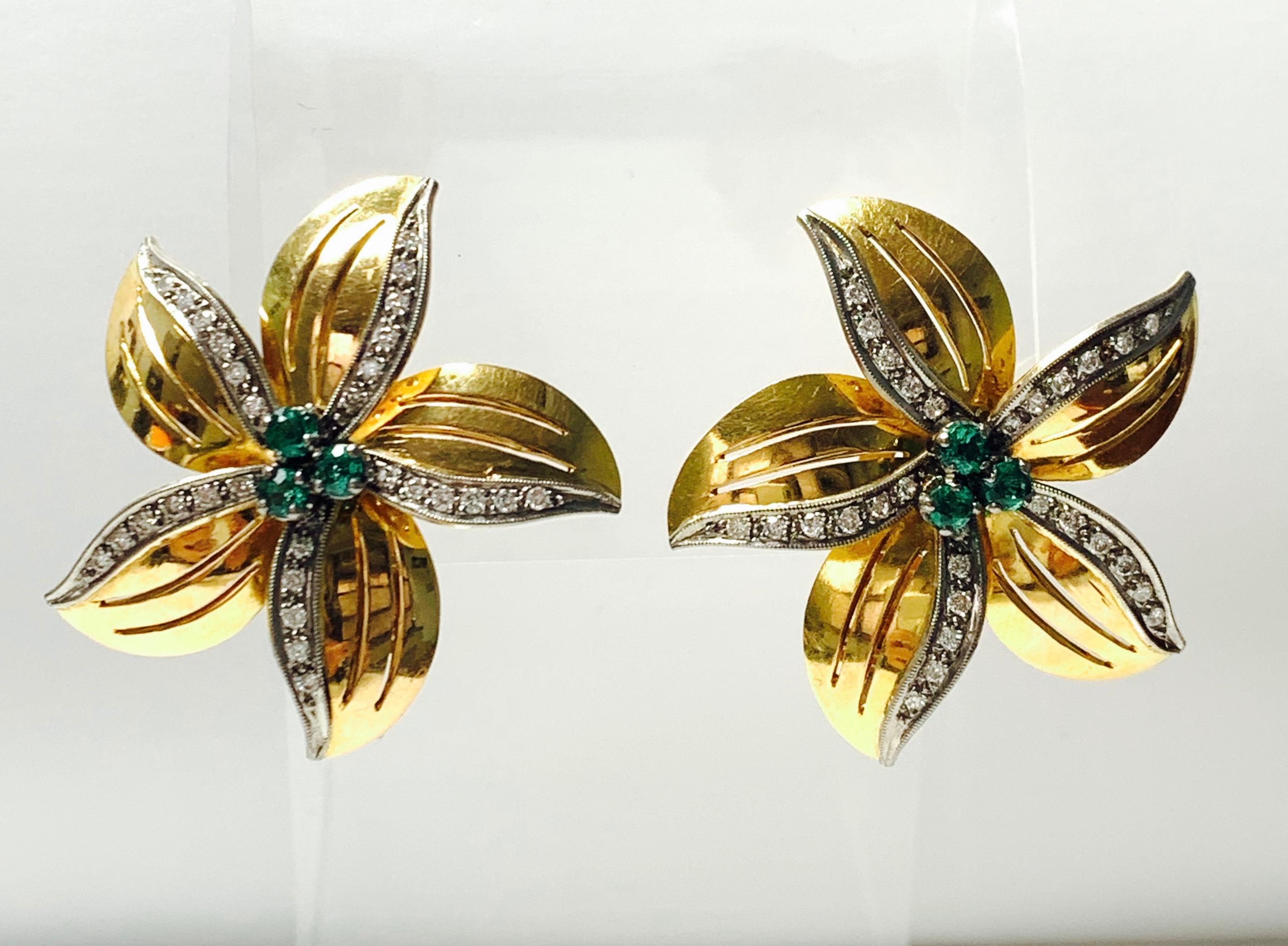 Women's or Men's Emerald and Diamond Stud Earrings in 18k Yellow Gold For Sale