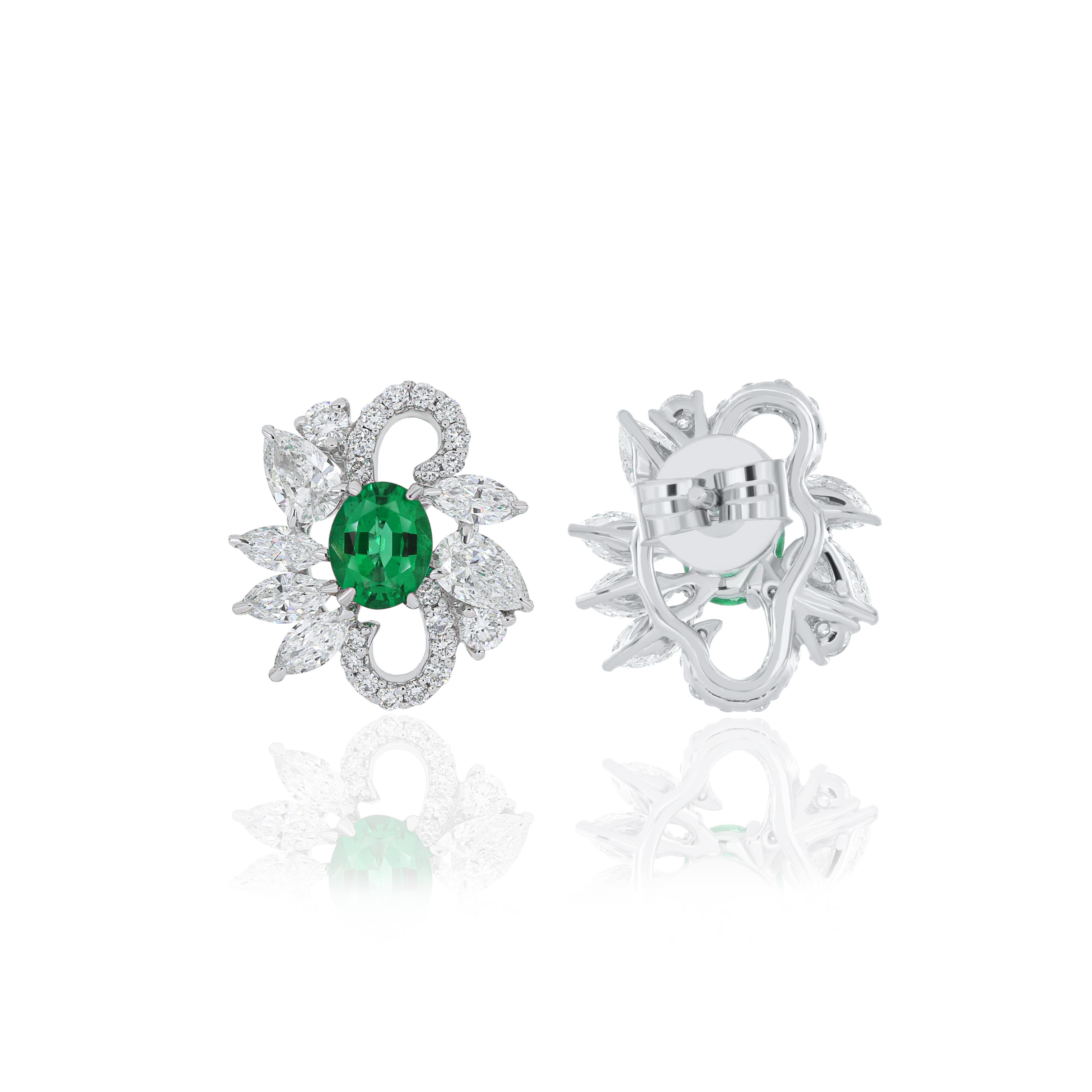 Emerald and Diamond Studded Earring in 18 Karat White Gold handcraft Earring In New Condition For Sale In JAIPUR, IN