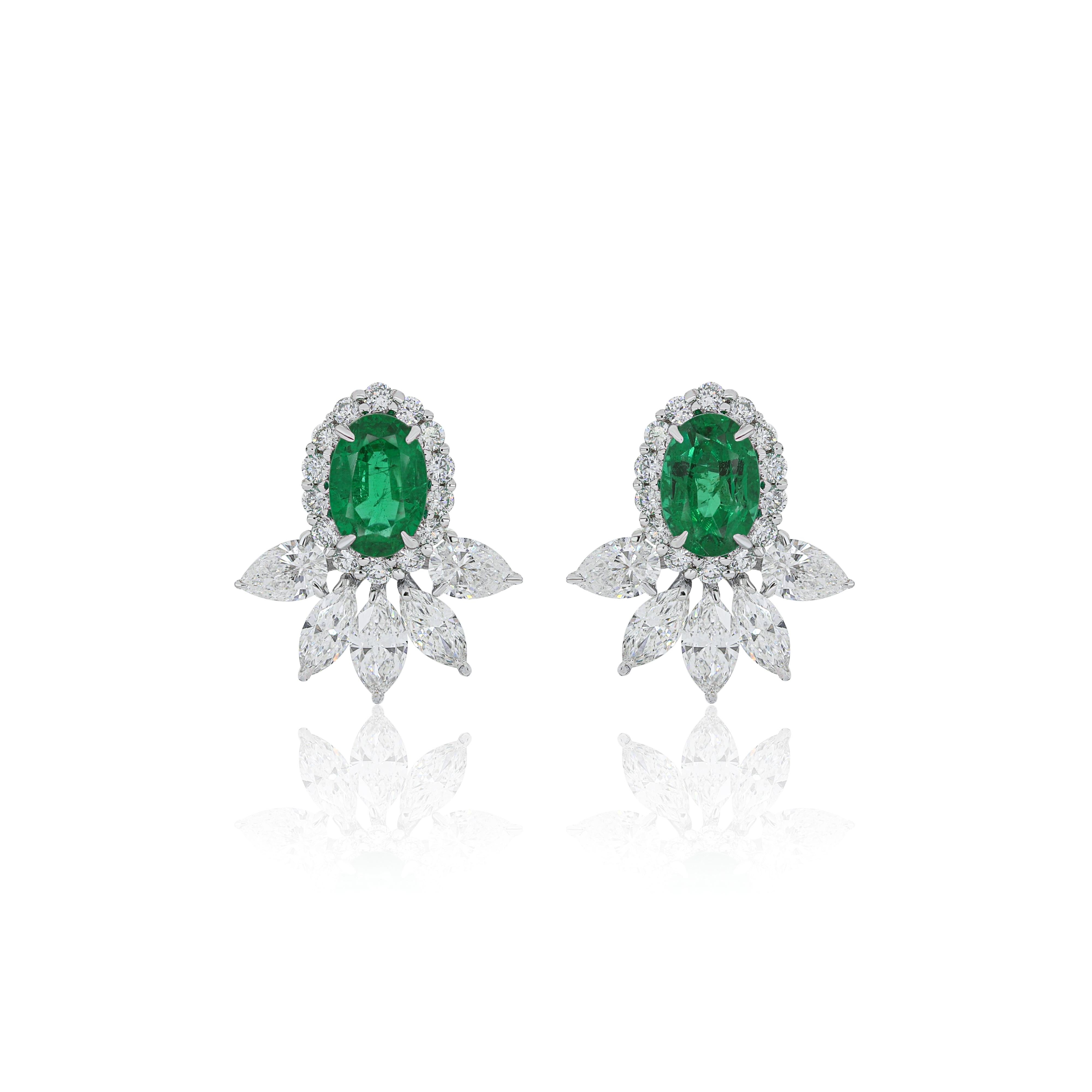 Ohrringe mit Smaragd- und Diamantbesatz aus 18 Karat Weißgold - Handcraft-Schmuck (Ovalschliff) im Angebot